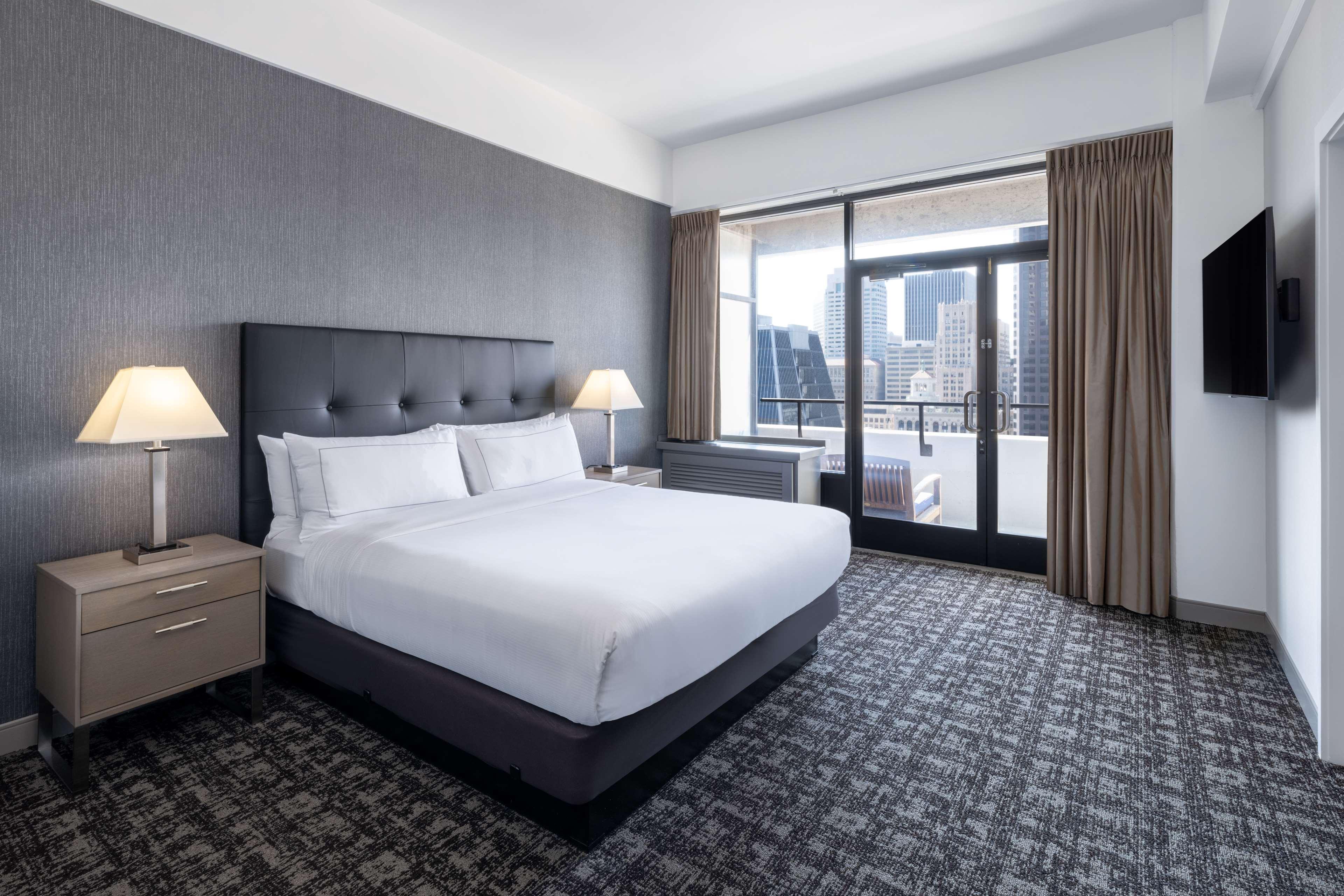 Junior Suite City View King Bed