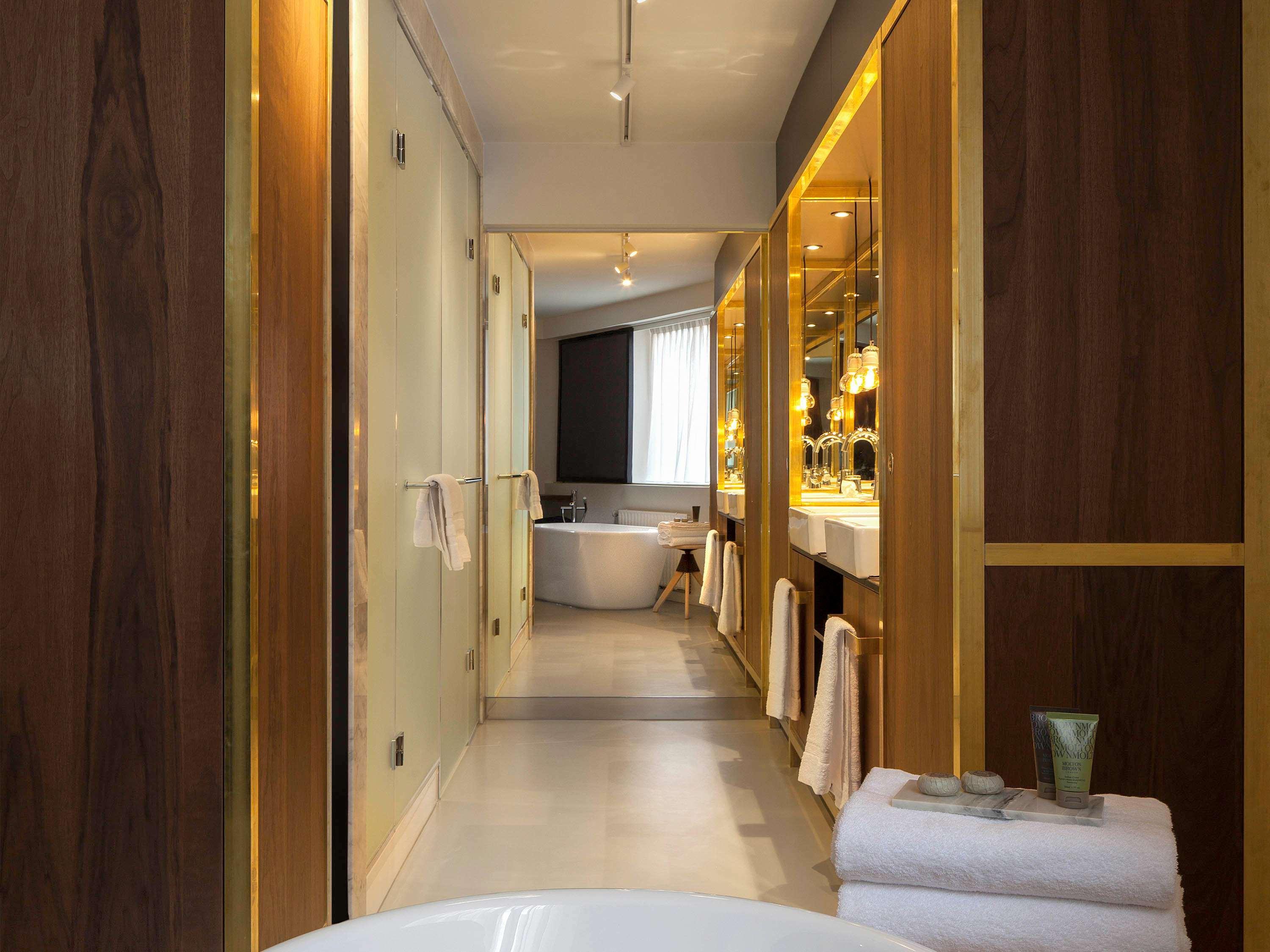 Suite Deluxe King Bed