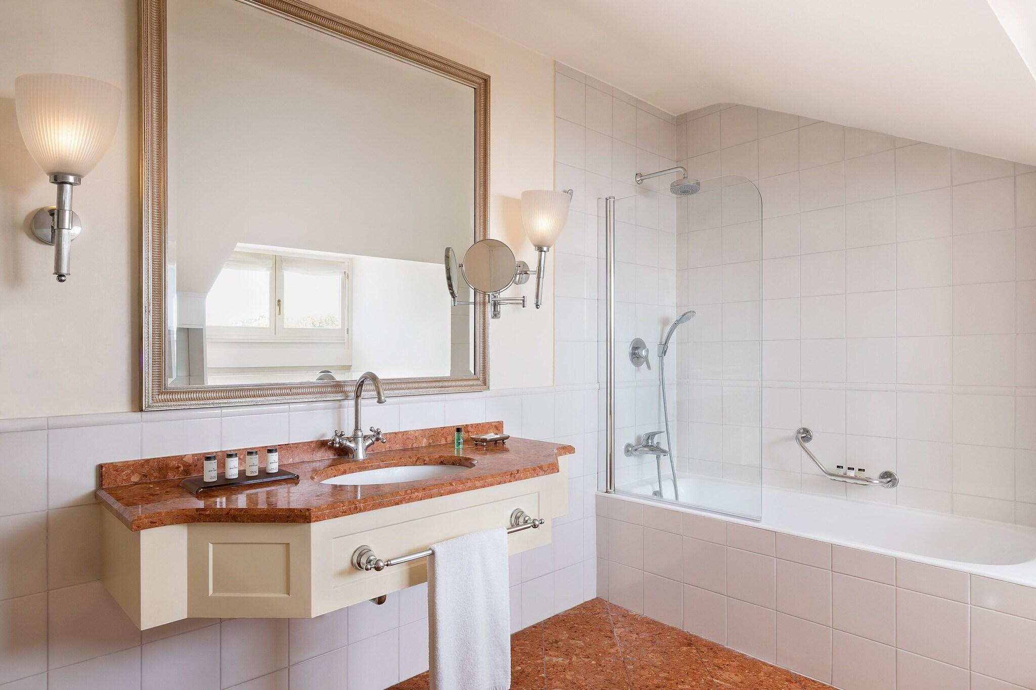 Suite Deluxe King Bed