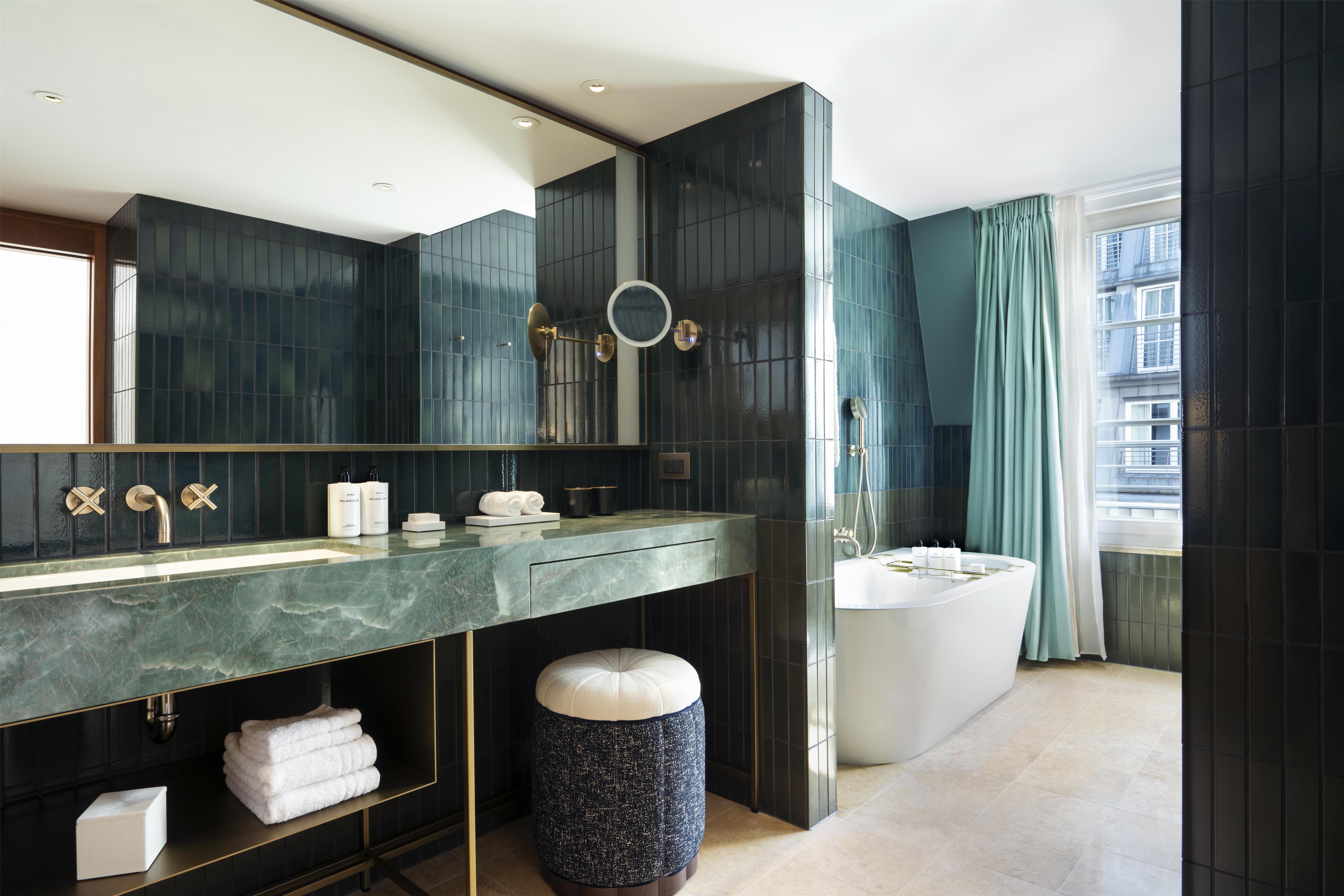 Suite Queen Size Bed