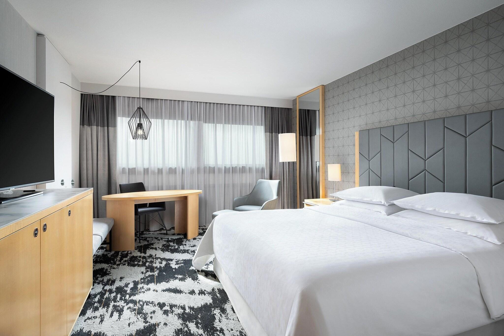 Double Deluxe Queen Bed