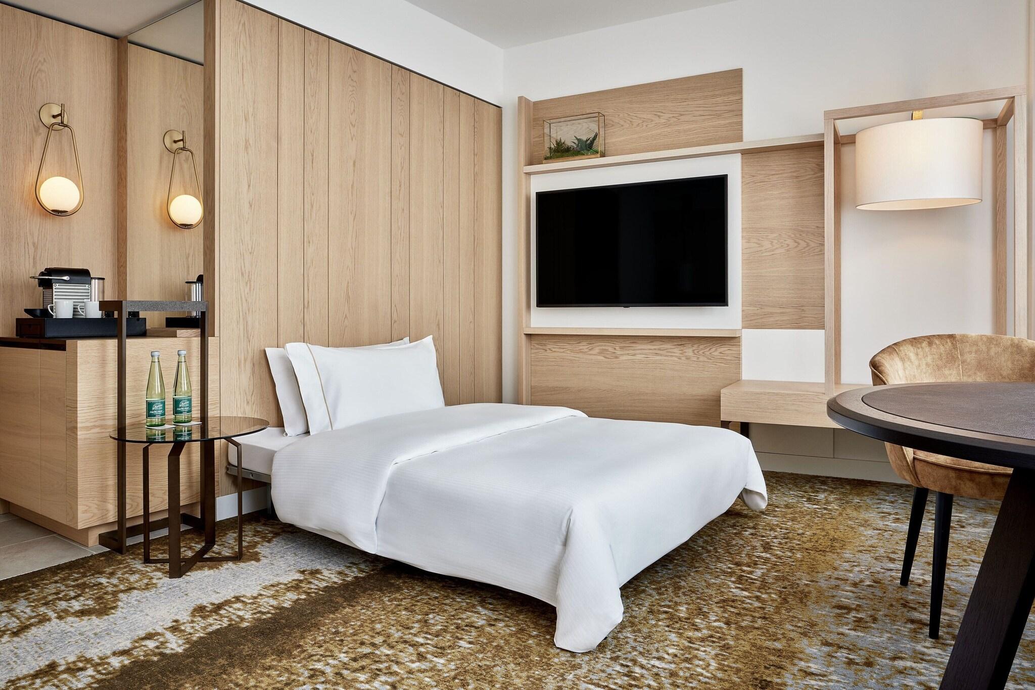 Double Deluxe King Bed