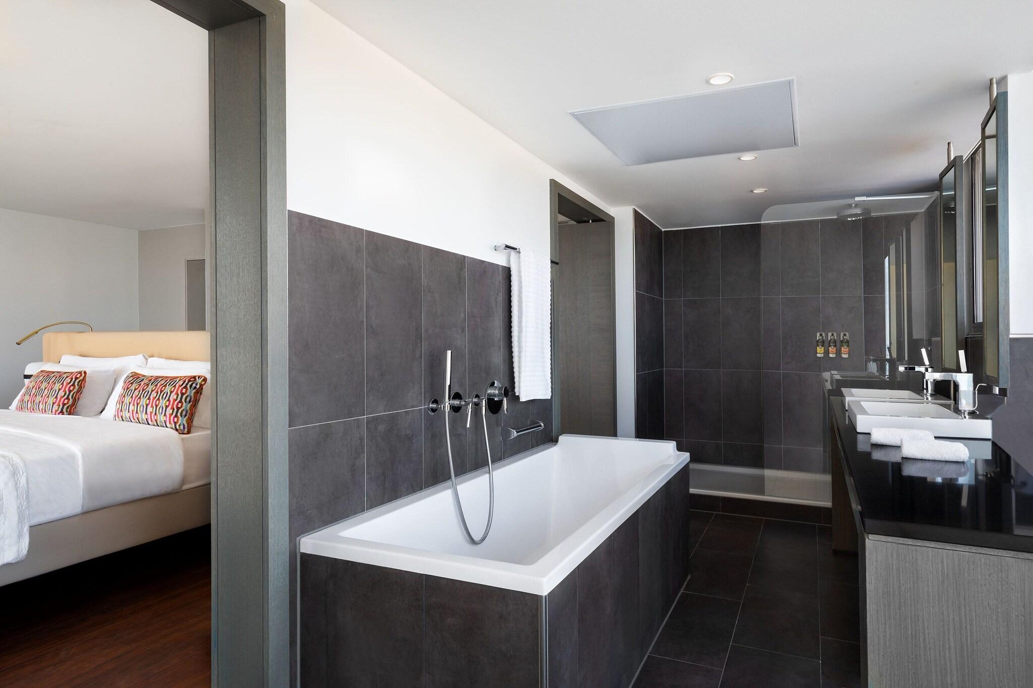 Junior Suite Sea View King Bed