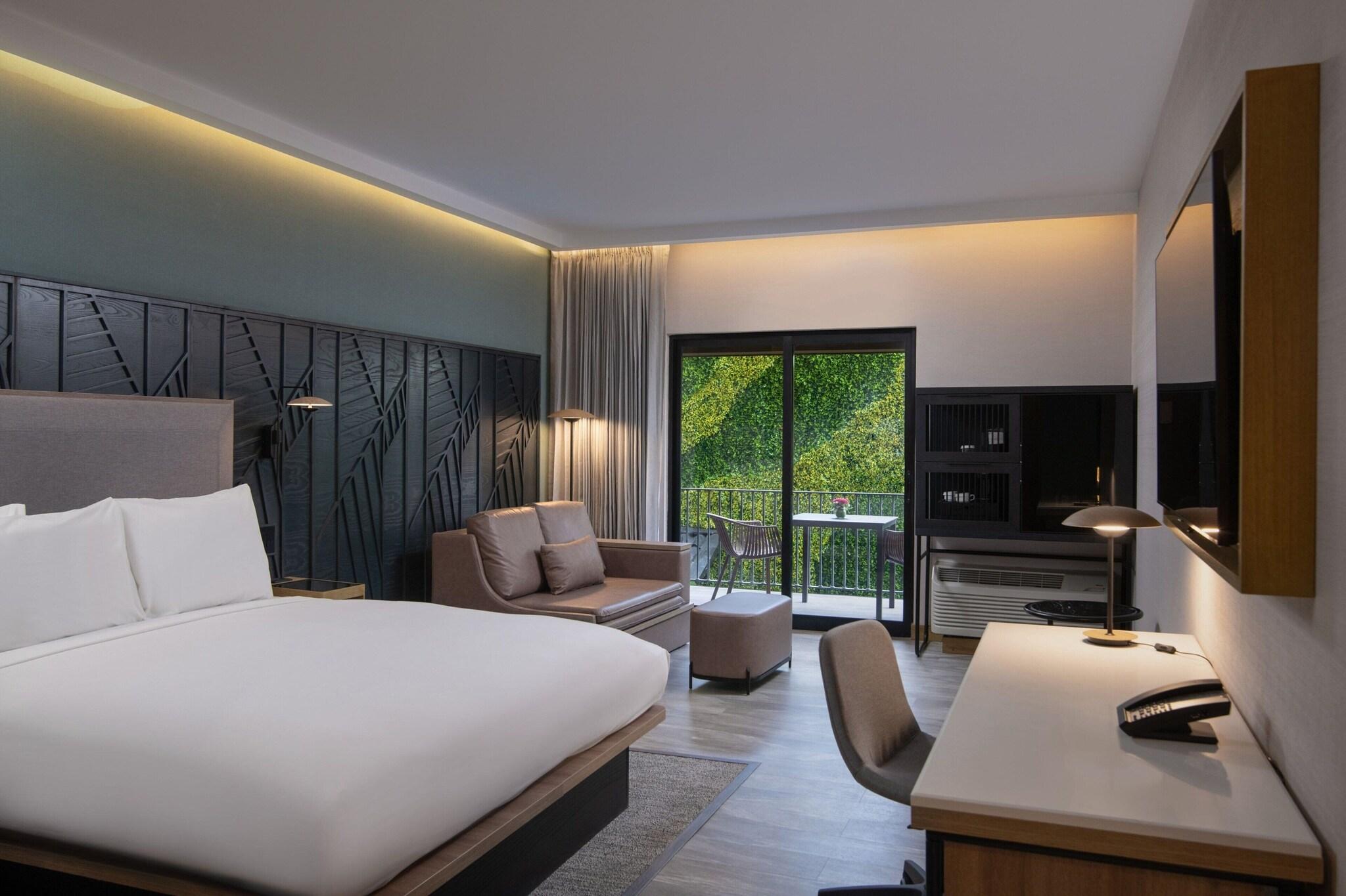 Double Garden View King Bed