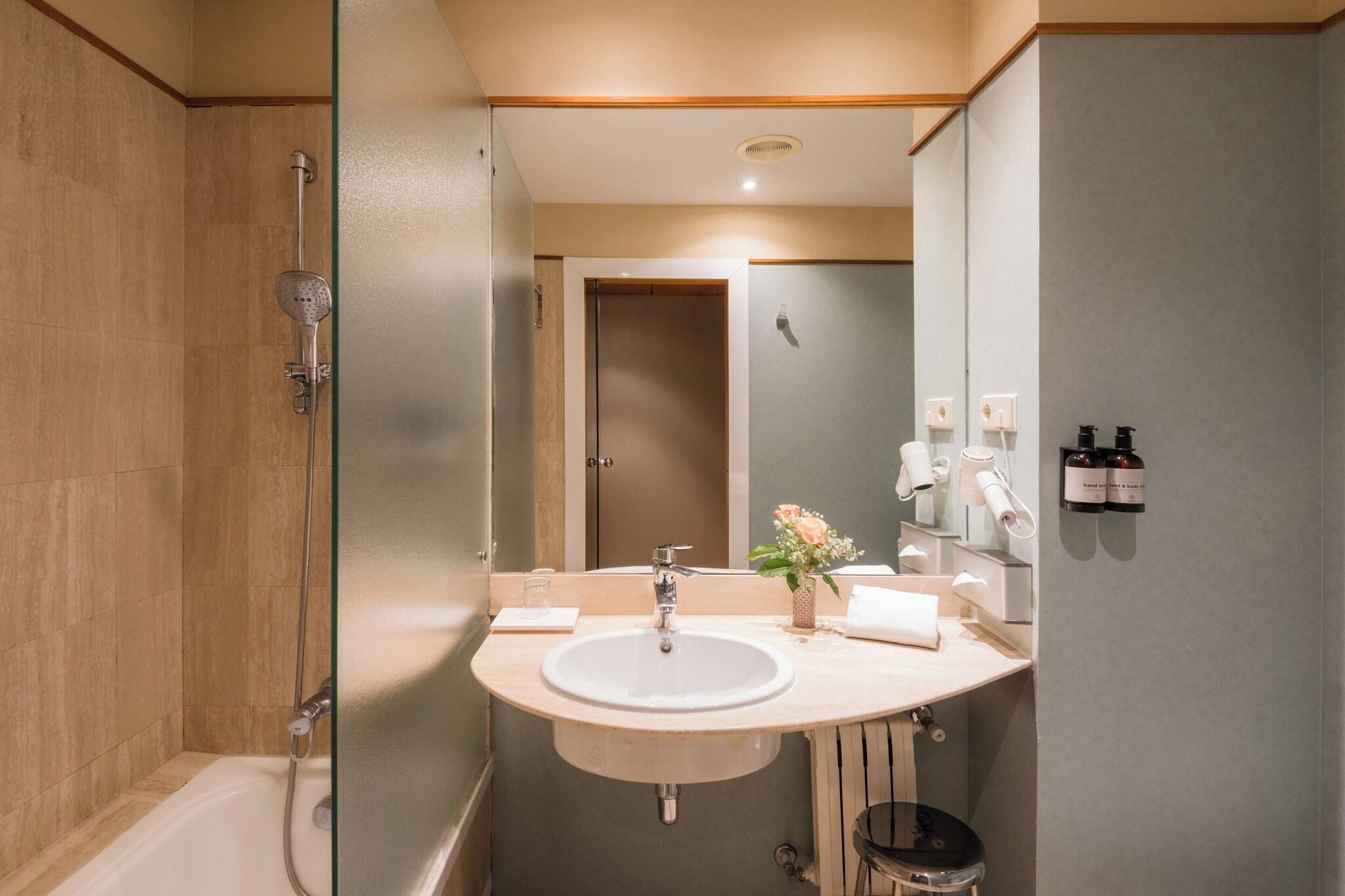 Junior Suite Queen Size Bed