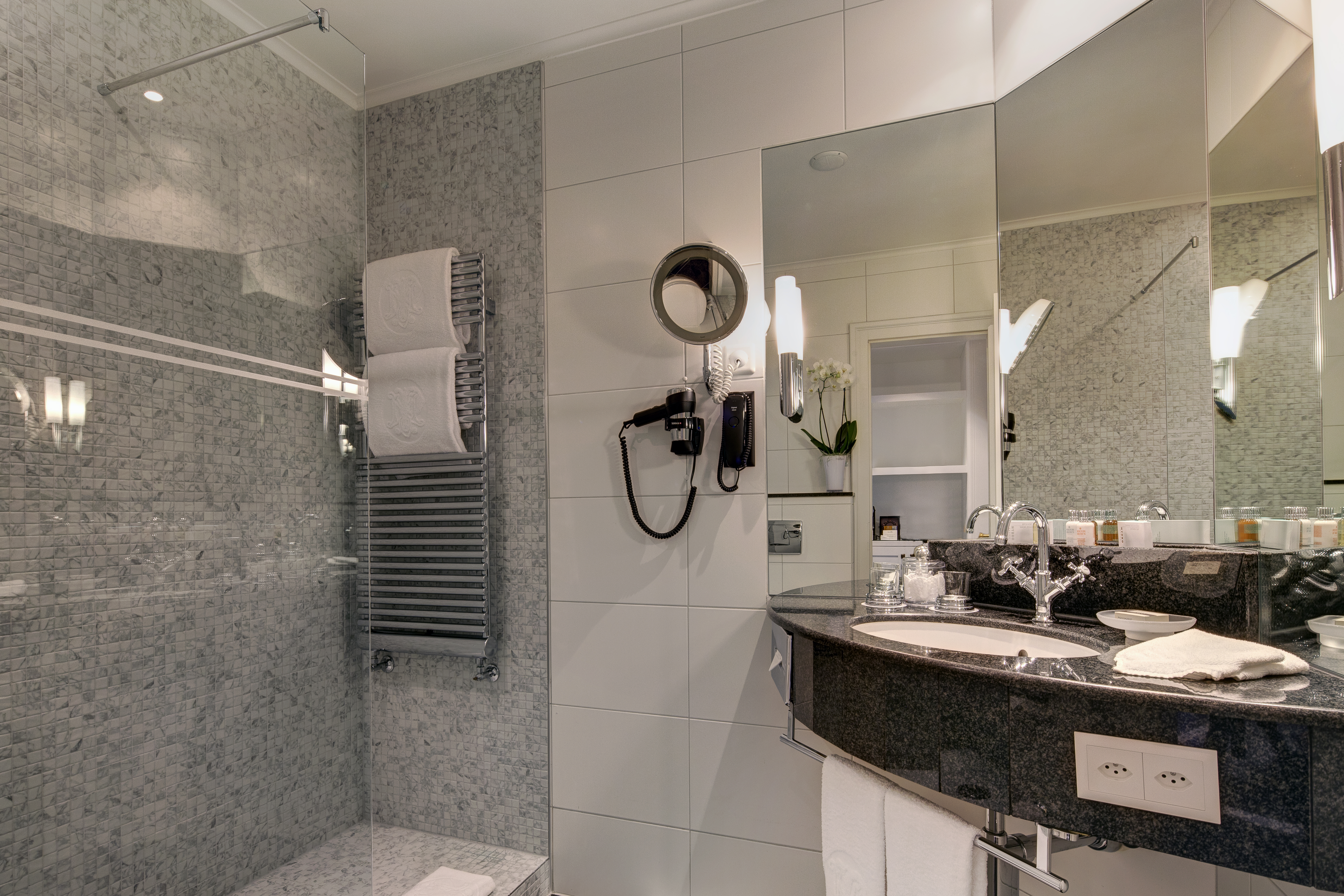 Double City View Queen Bed