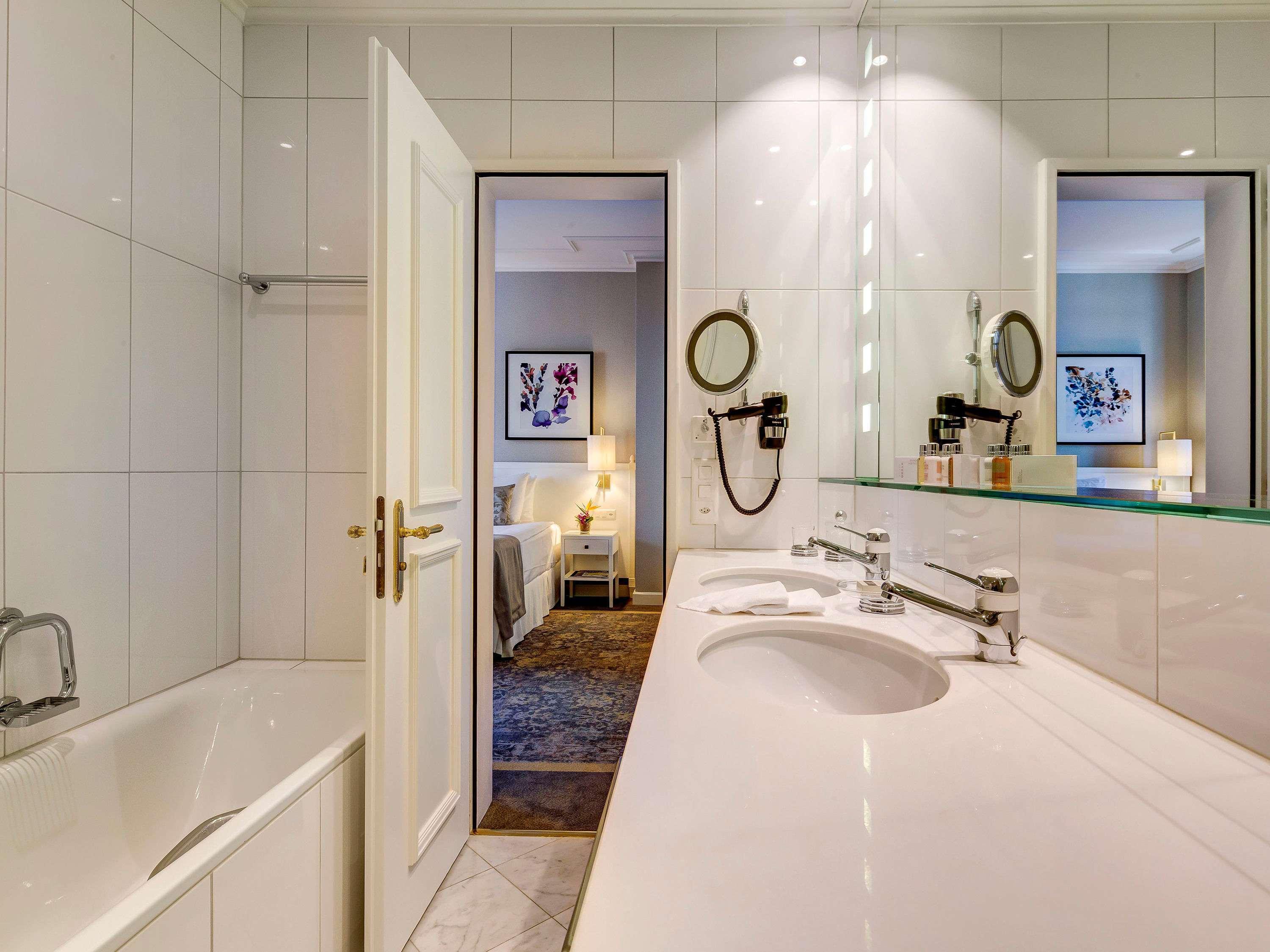 Double City View Queen Bed