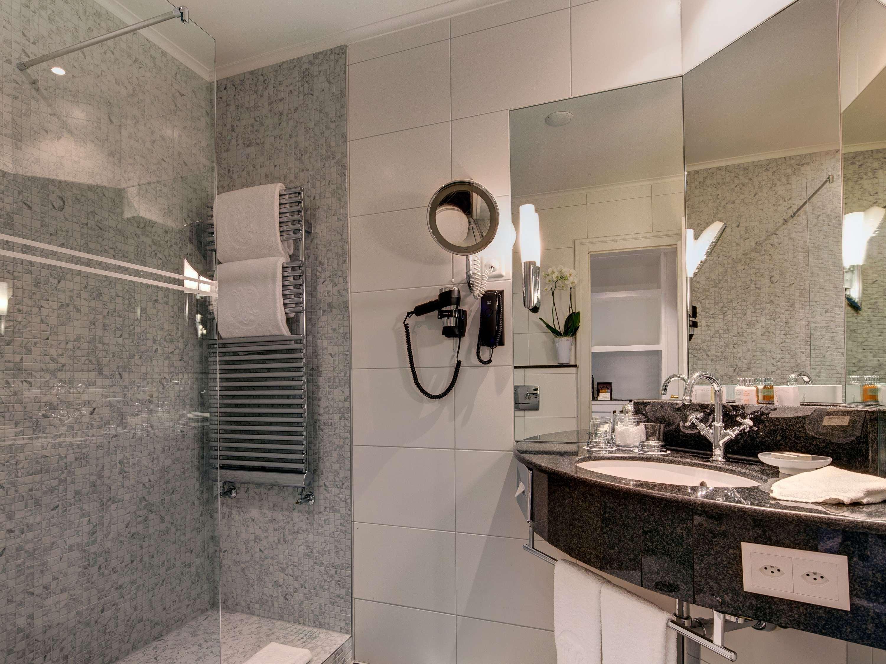 Double City View Queen Bed