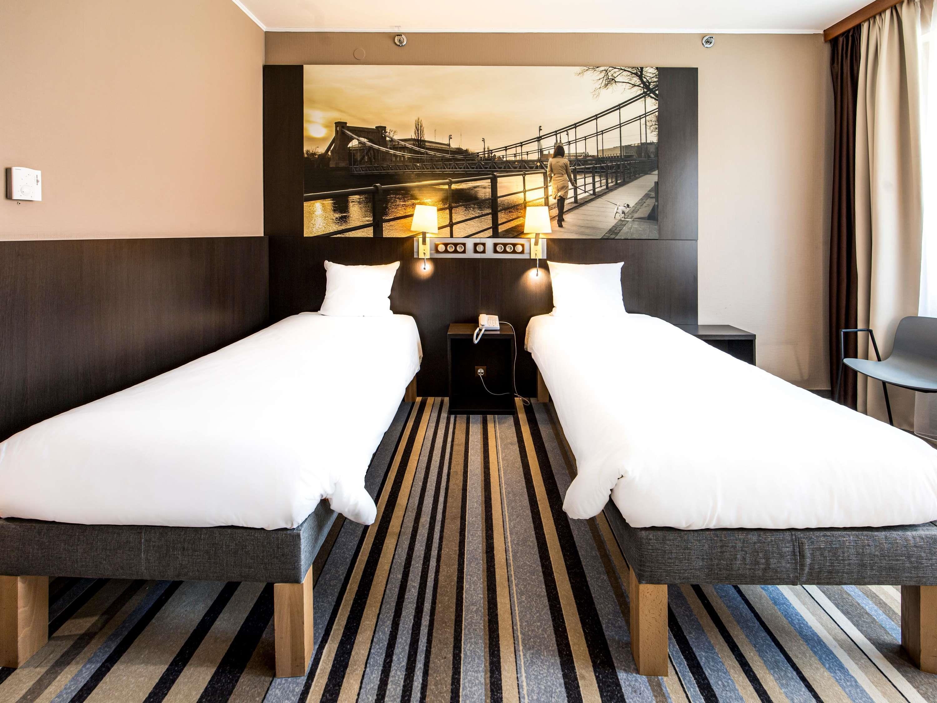 Twin Classic City View