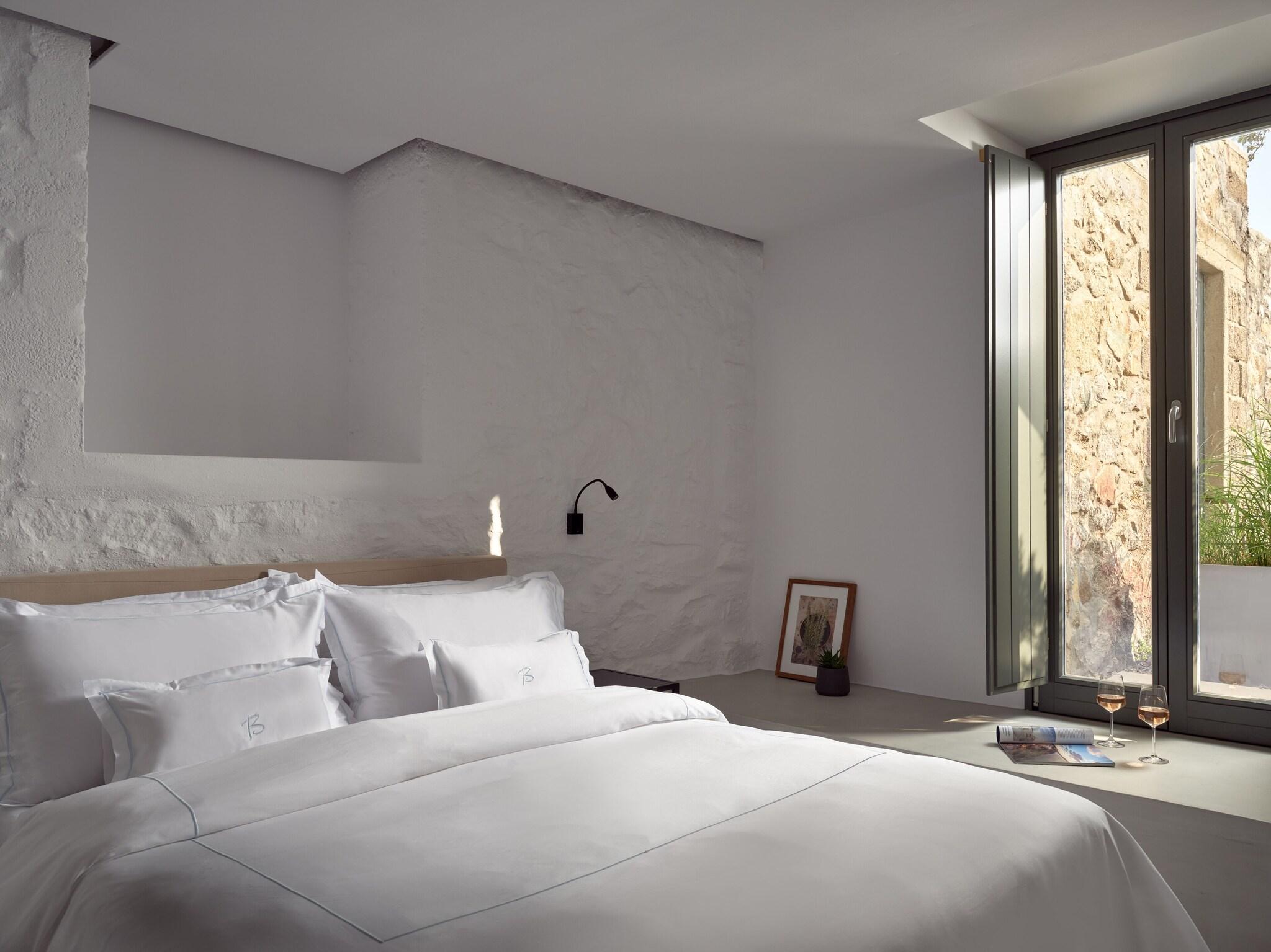 Villa Queen Size Bed