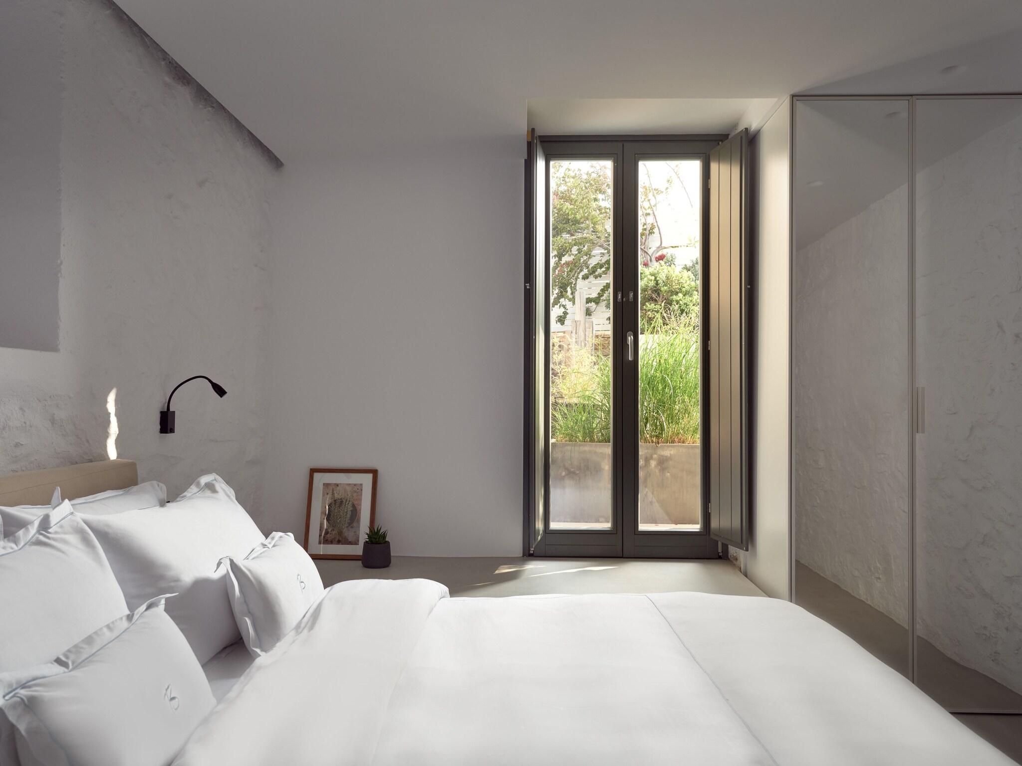 Villa Queen Size Bed