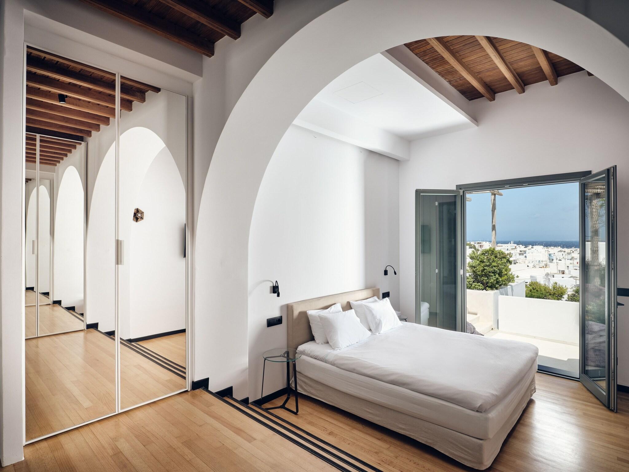 Villa Queen Size Bed