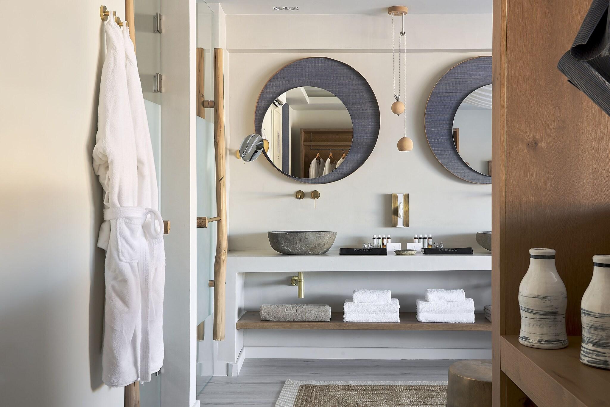 Suite Pool View King Bed