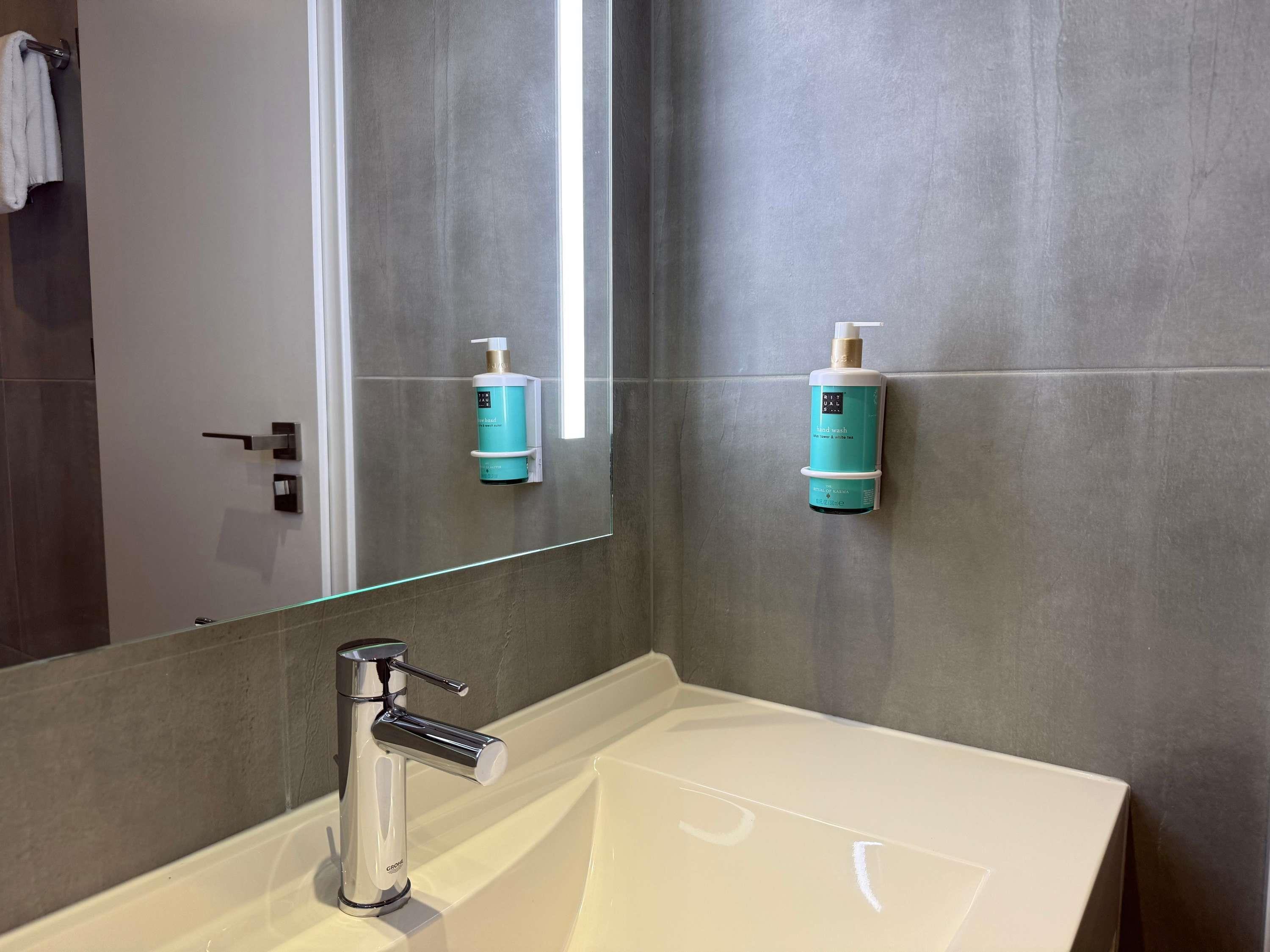 Double Executive Queen Bed