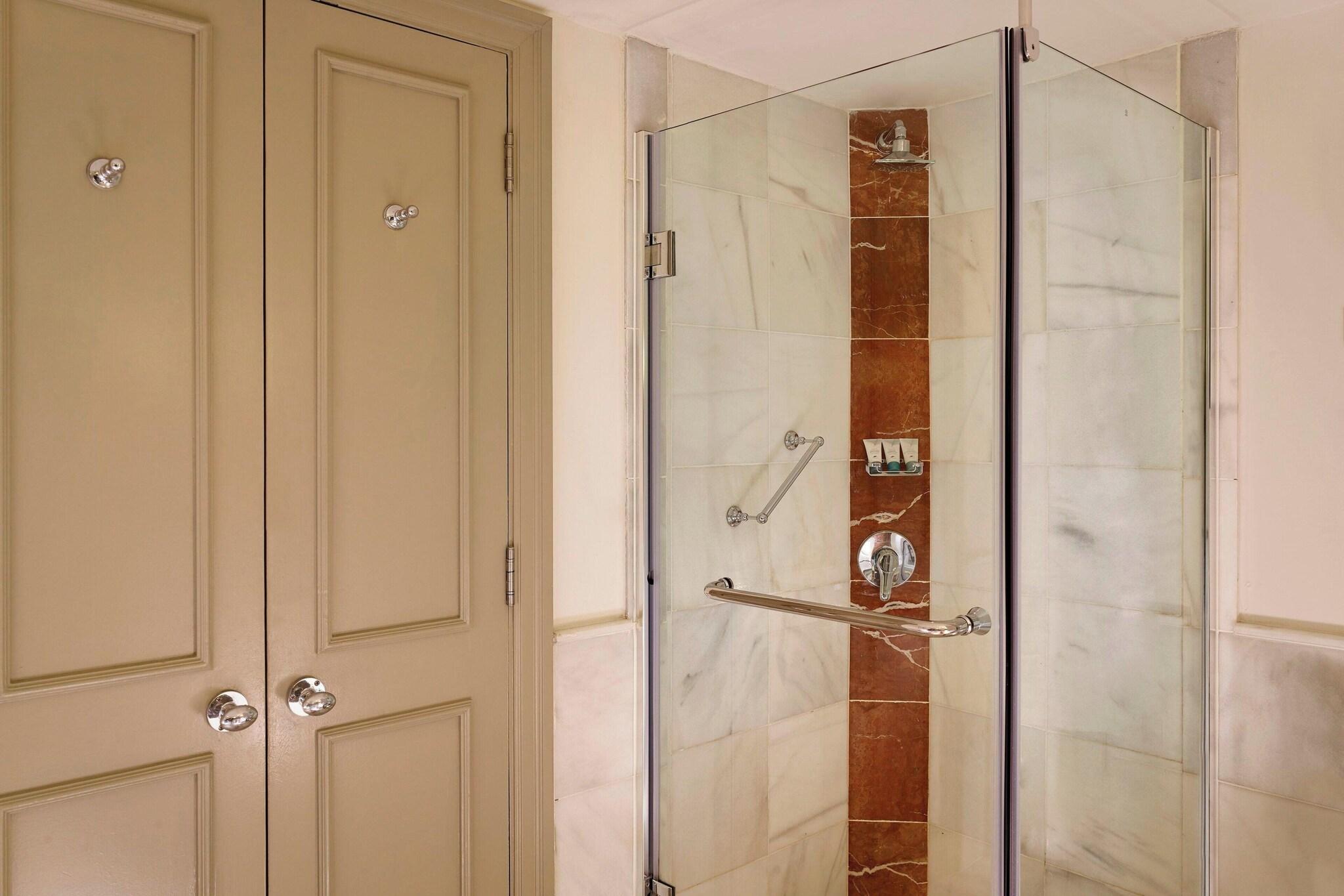 Double Deluxe King Bed