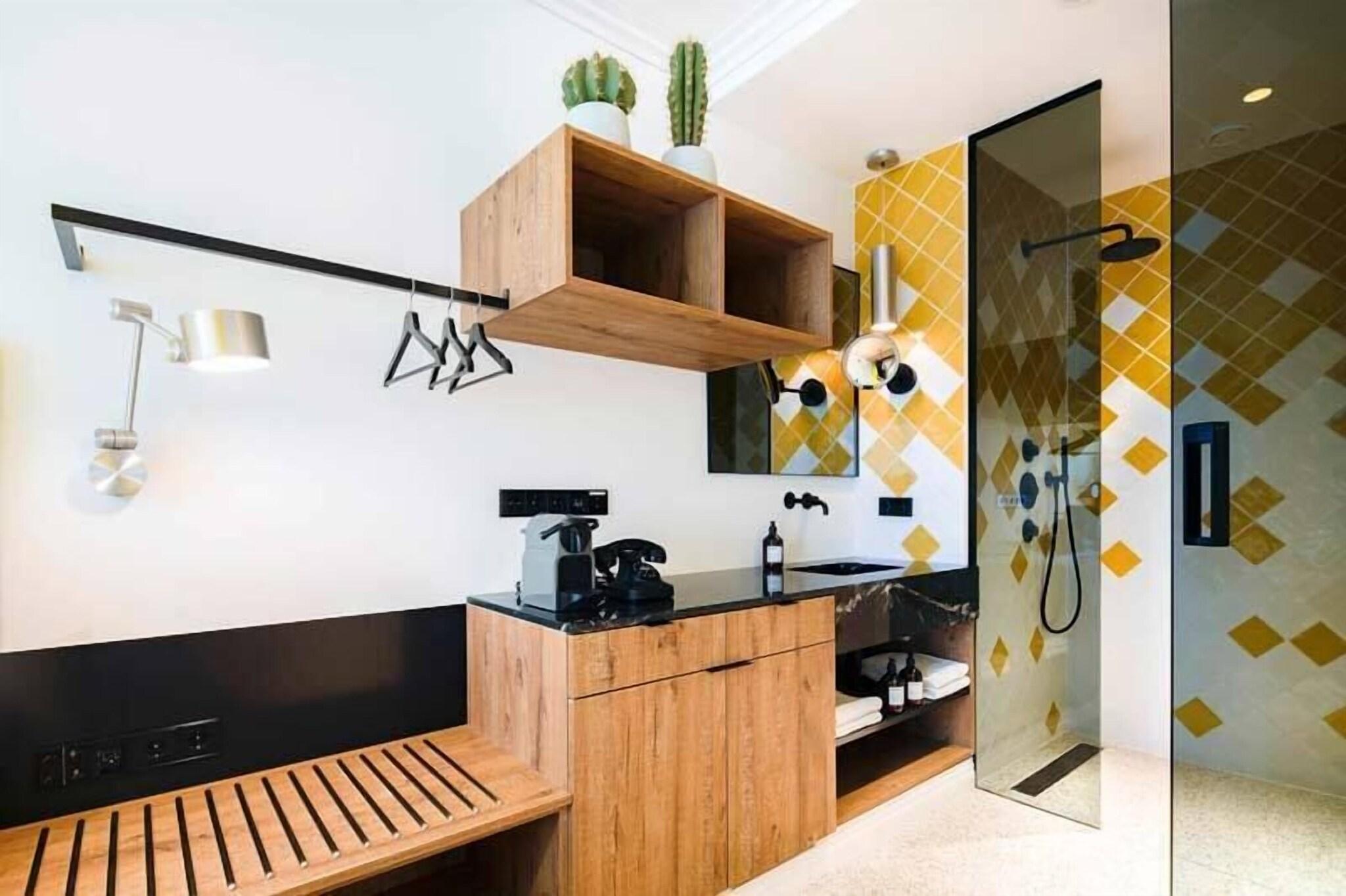 Double Deluxe King Bed