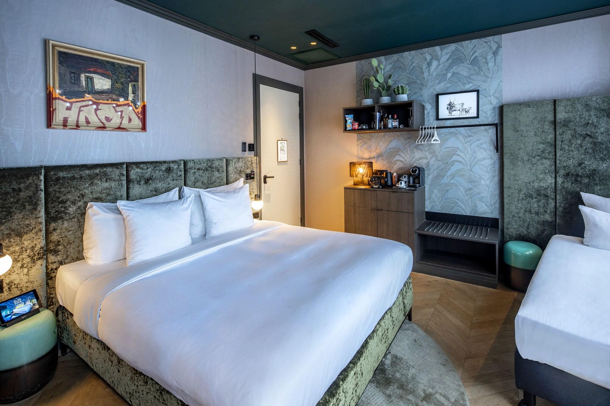 Triple Deluxe King Bed