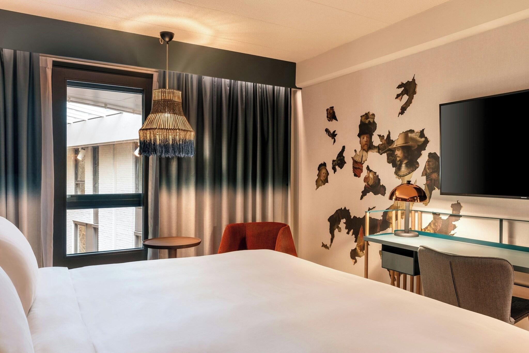 Double Club King Bed