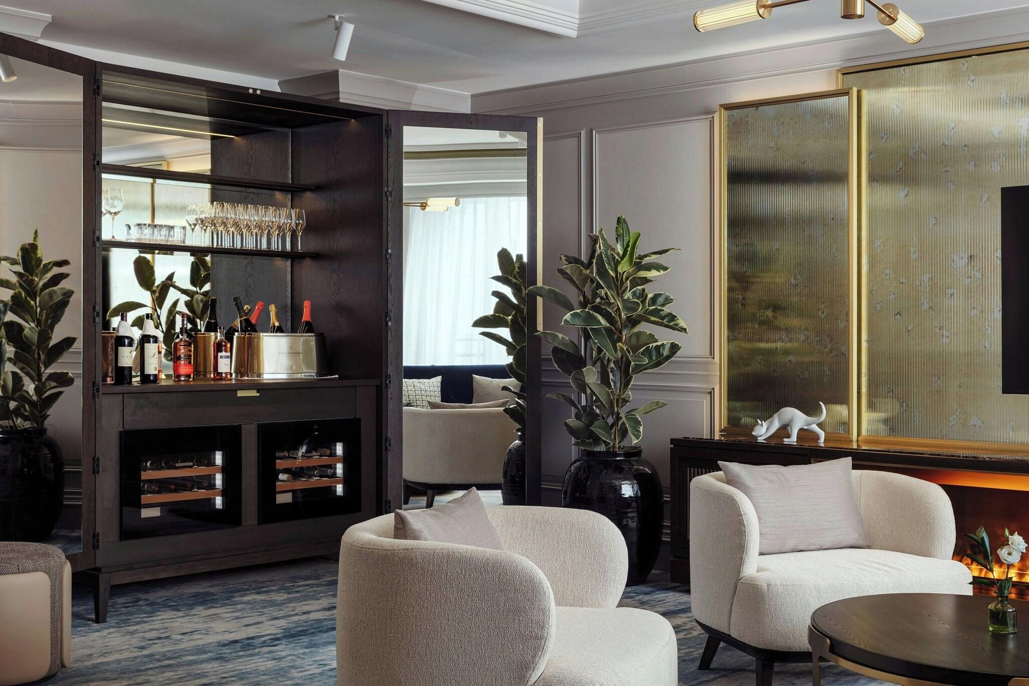 Suite Club with Views