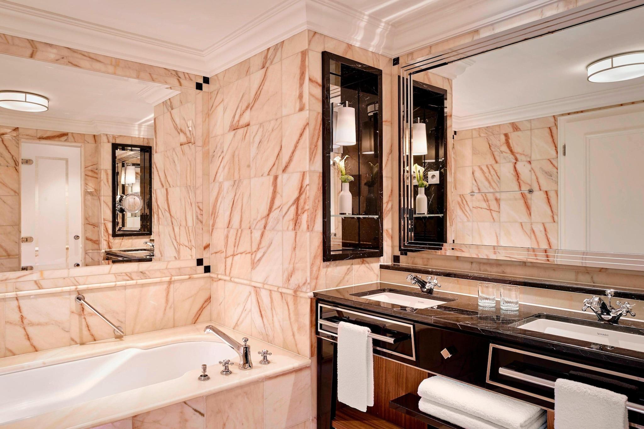 Double Deluxe City View King Bed