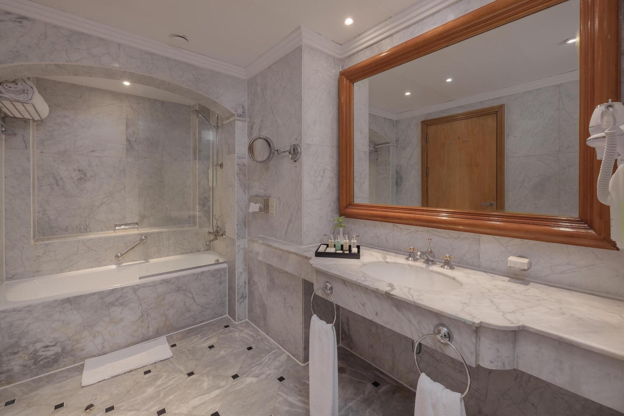 Junior Suite Queen Size Bed