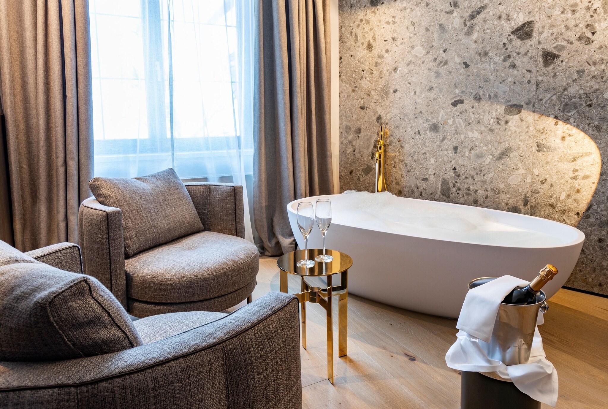 Junior Suite Queen Size Bed