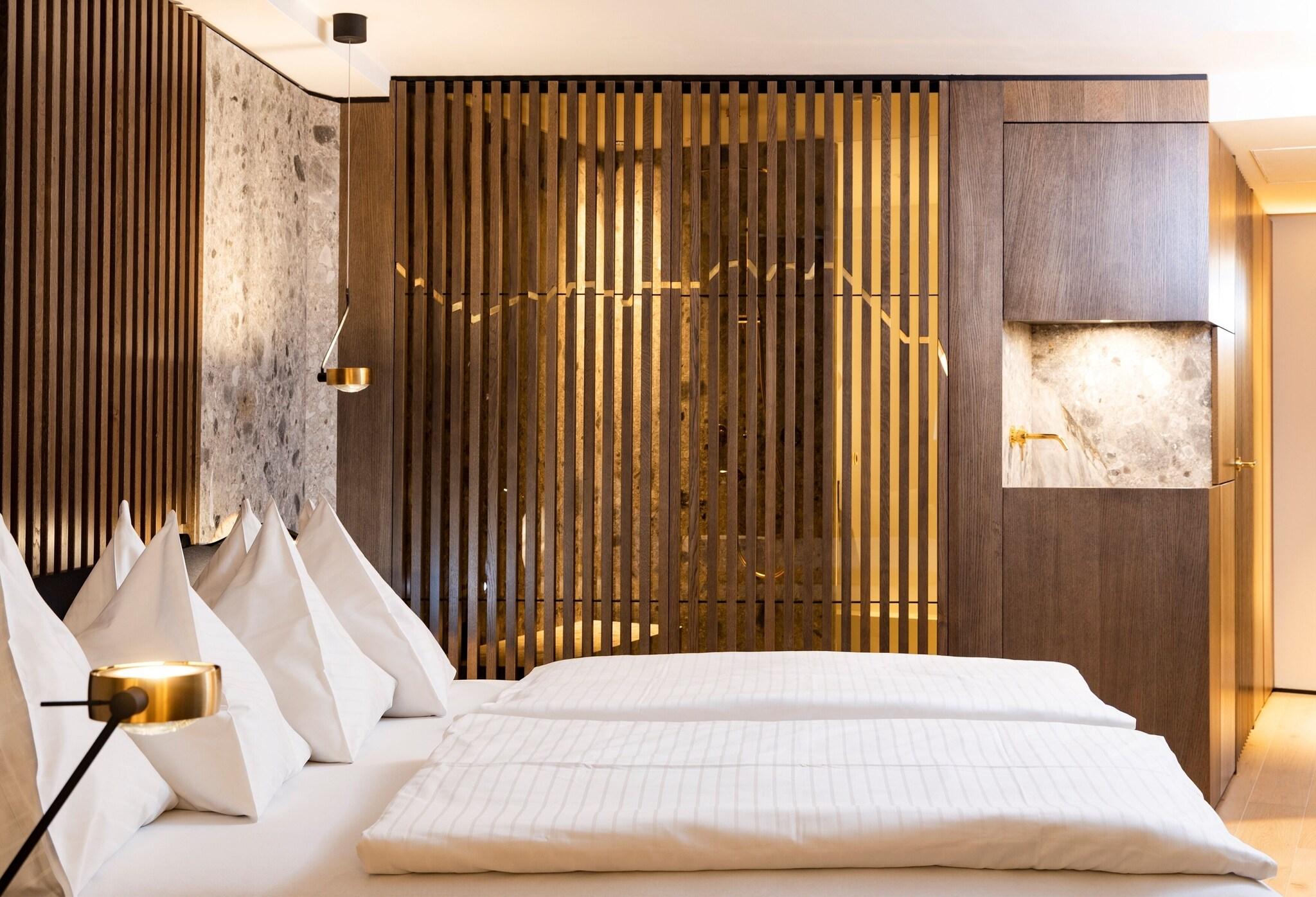 Junior Suite Queen Size Bed