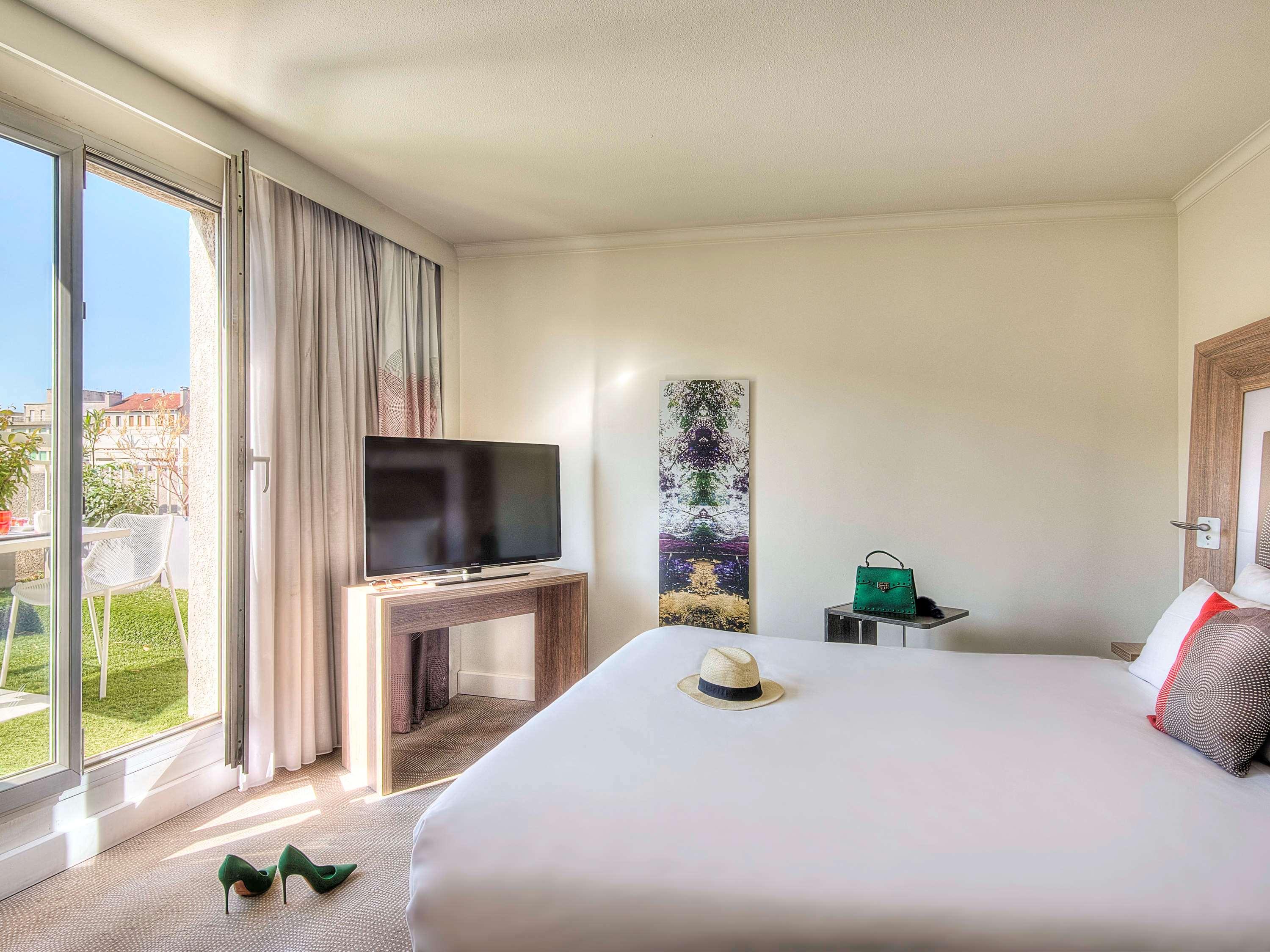 Double Executive Queen Bed