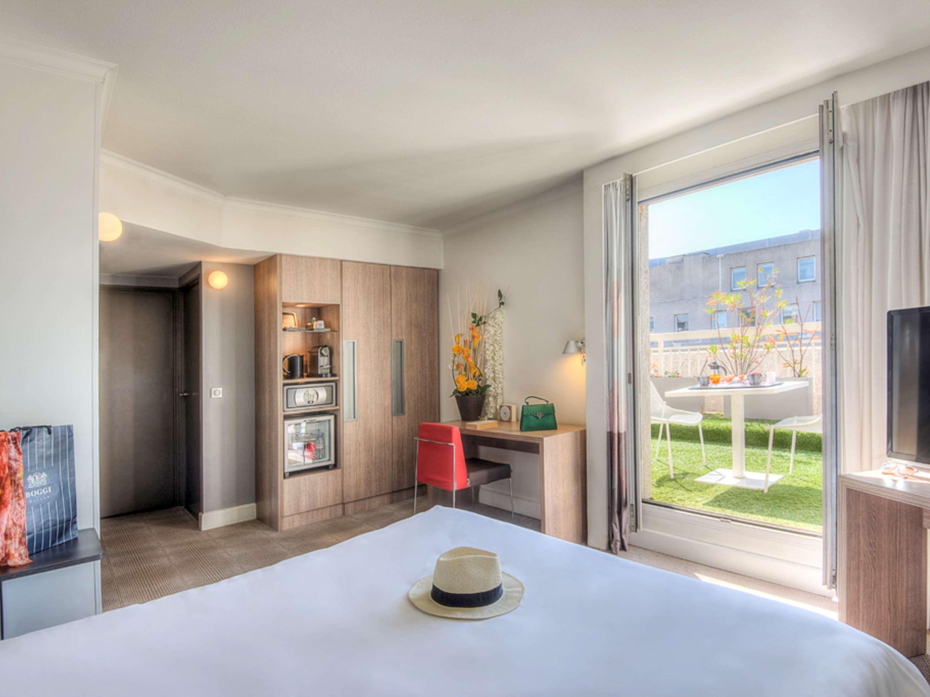 Double Executive Queen Bed