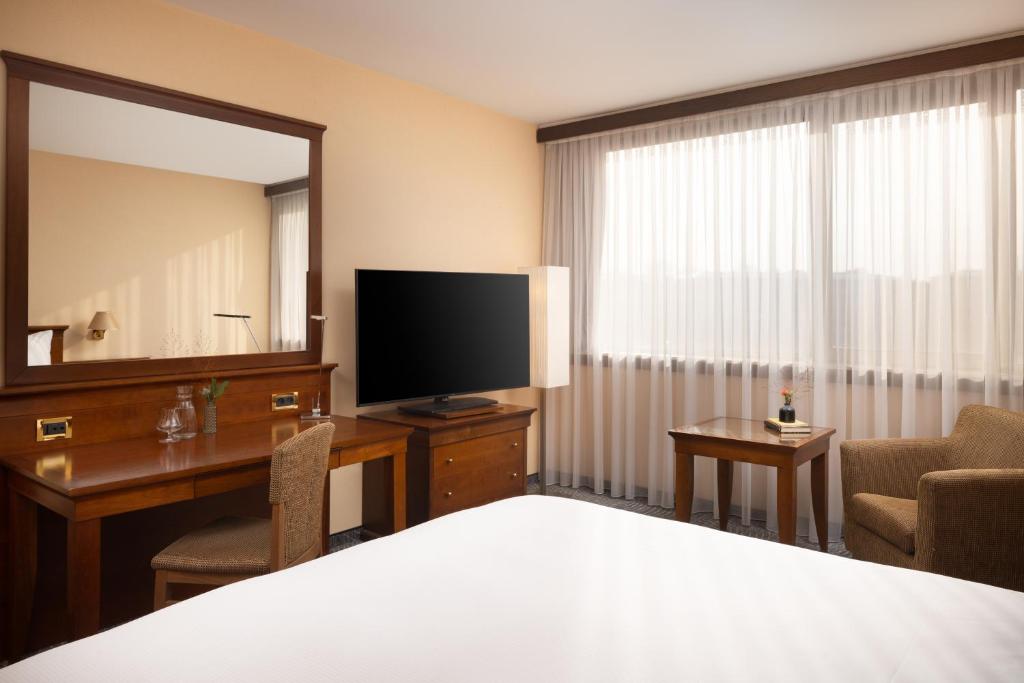 Double Guest Room King Bed