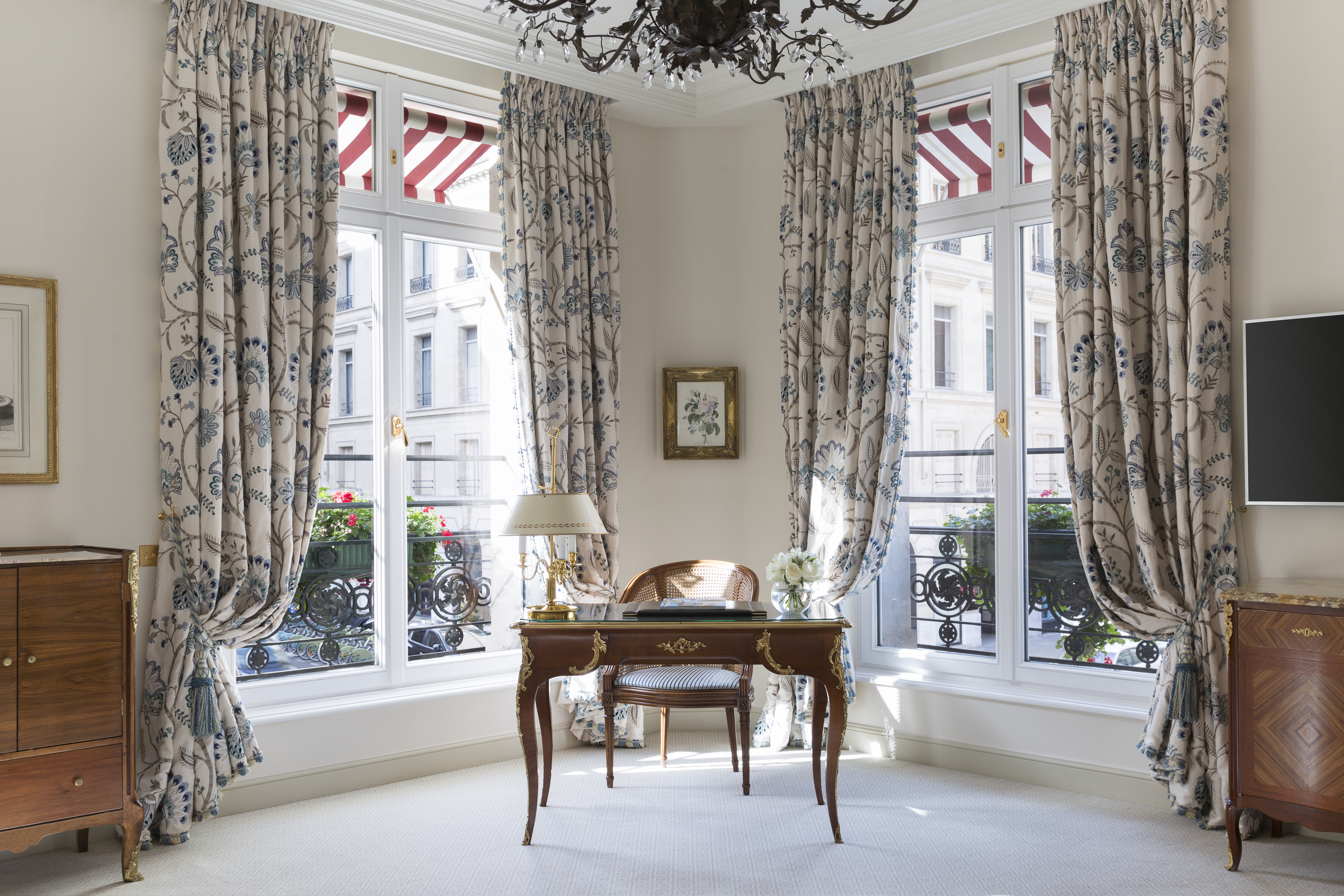 Suite City View King Bed