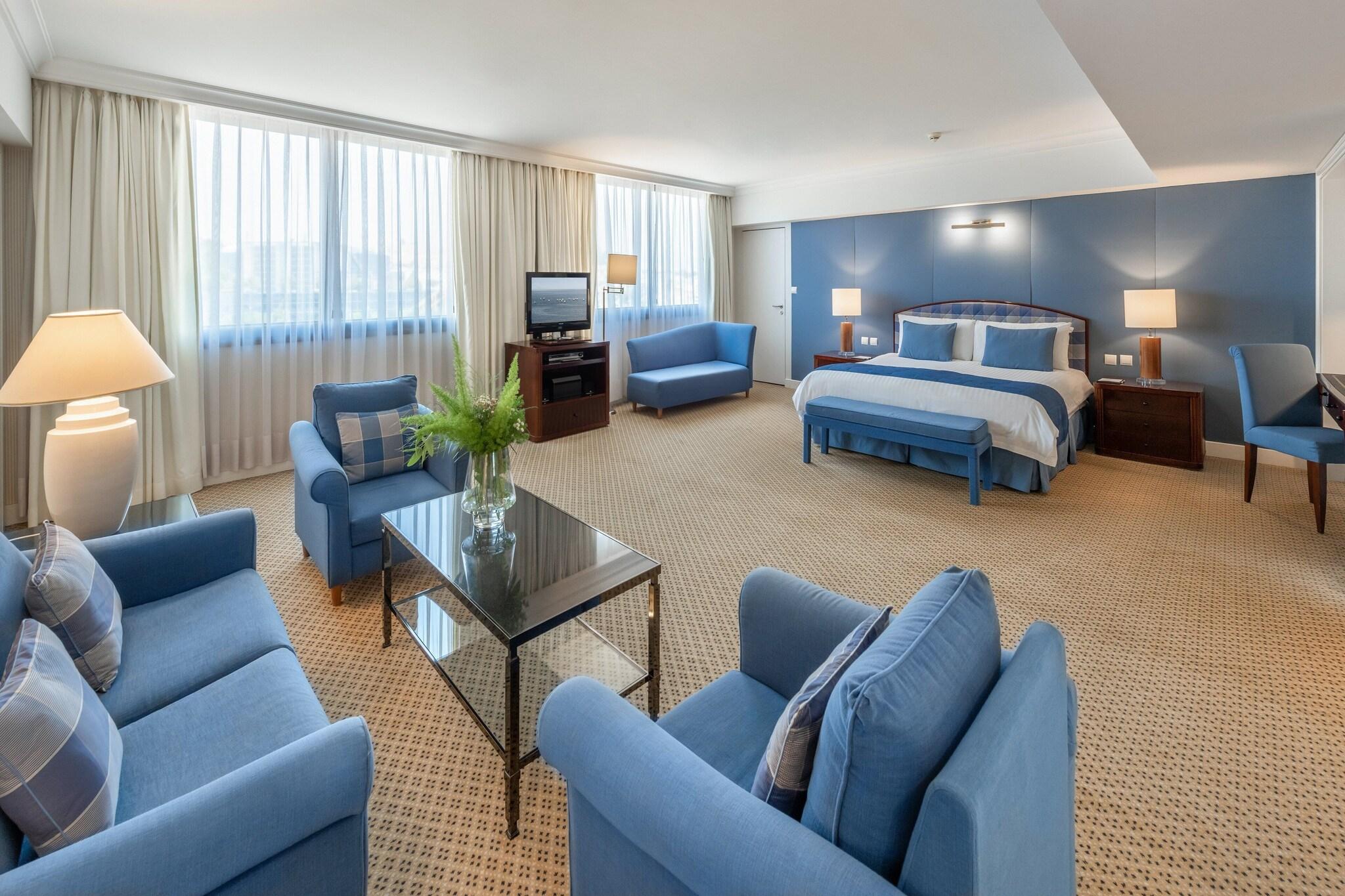 Junior Suite Club with Views