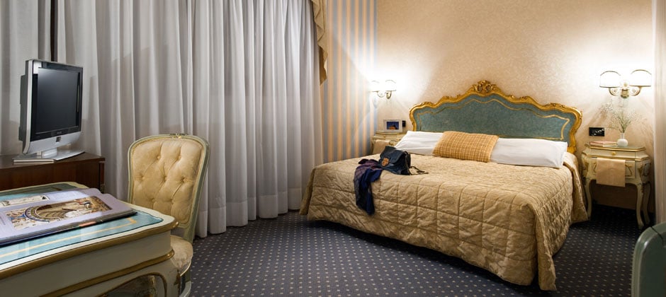 Double Classic Queen Bed