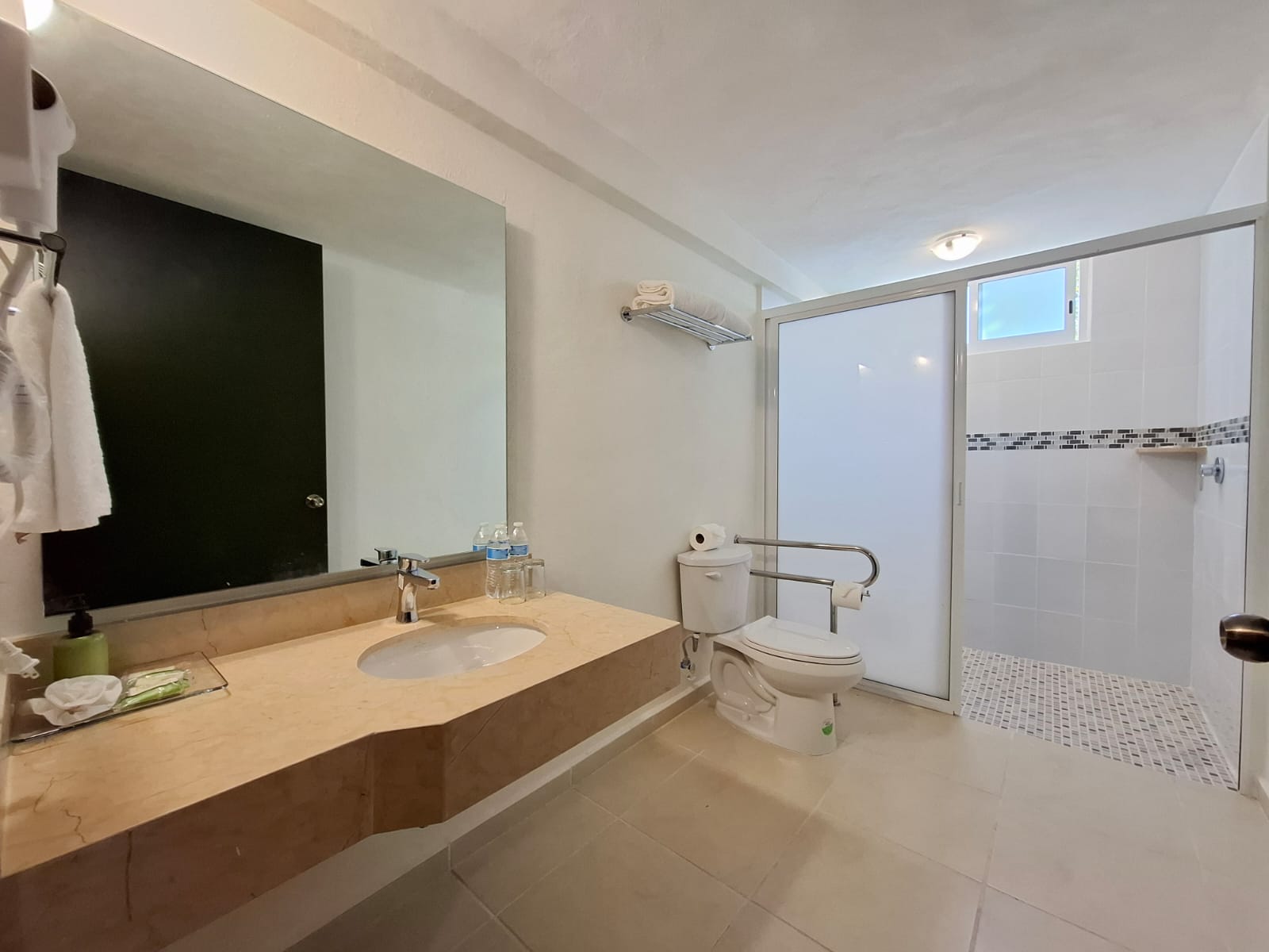 Family Room Capacity 8 Three Bedrooms