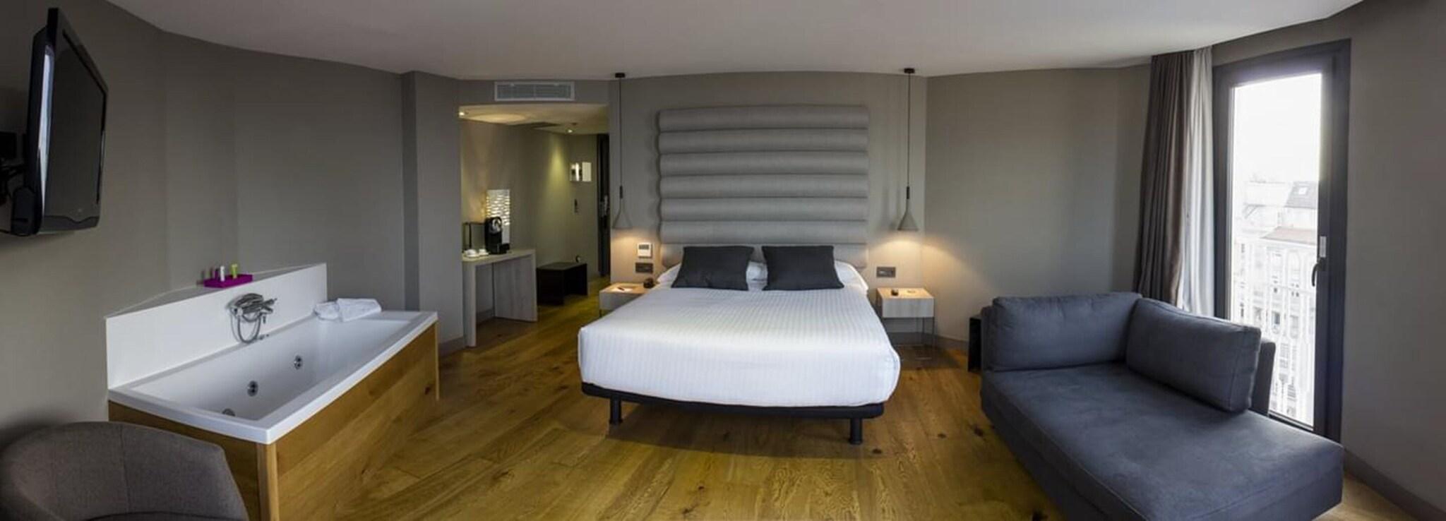 Junior Suite Queen Size Bed