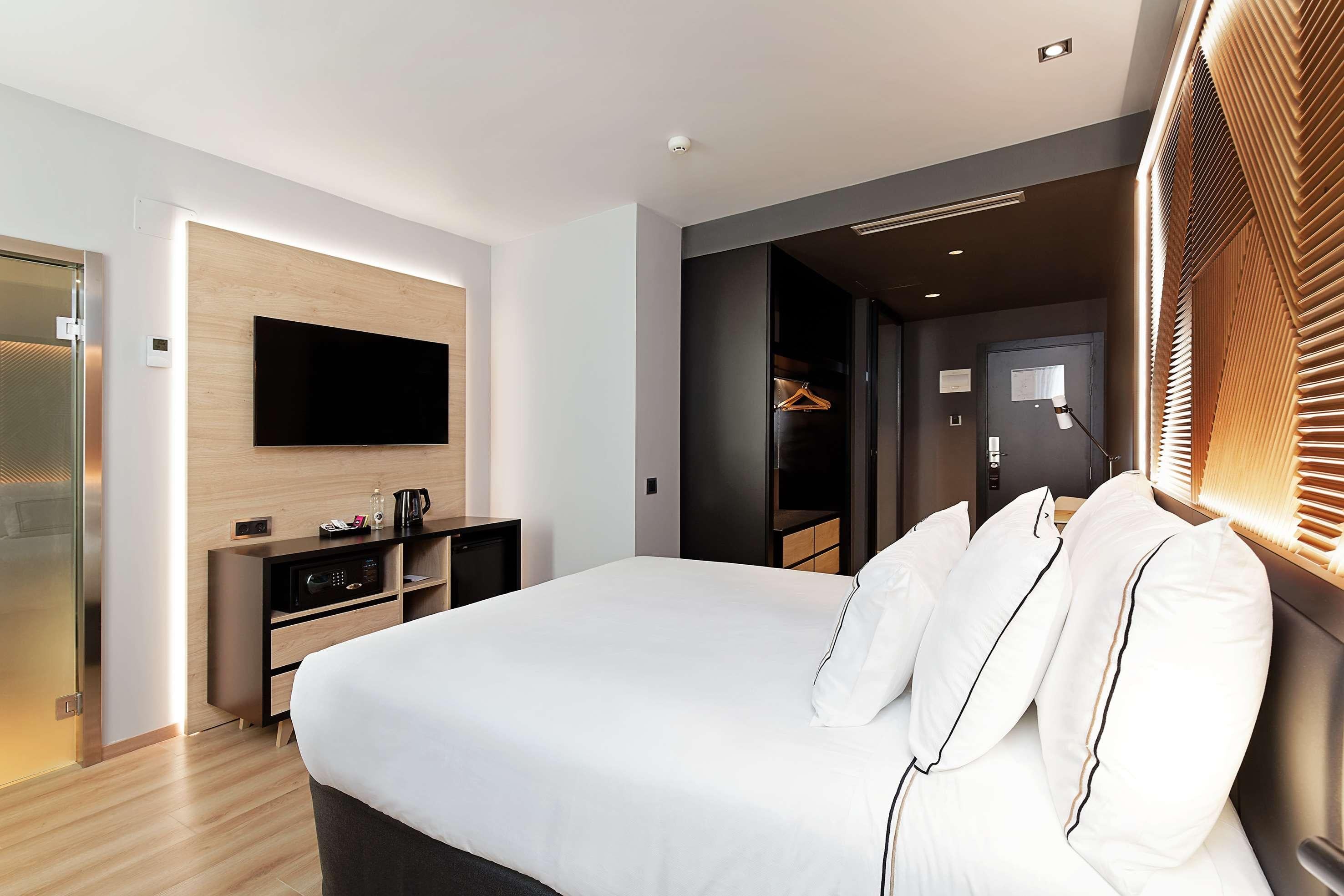 Double Queen Size Bed