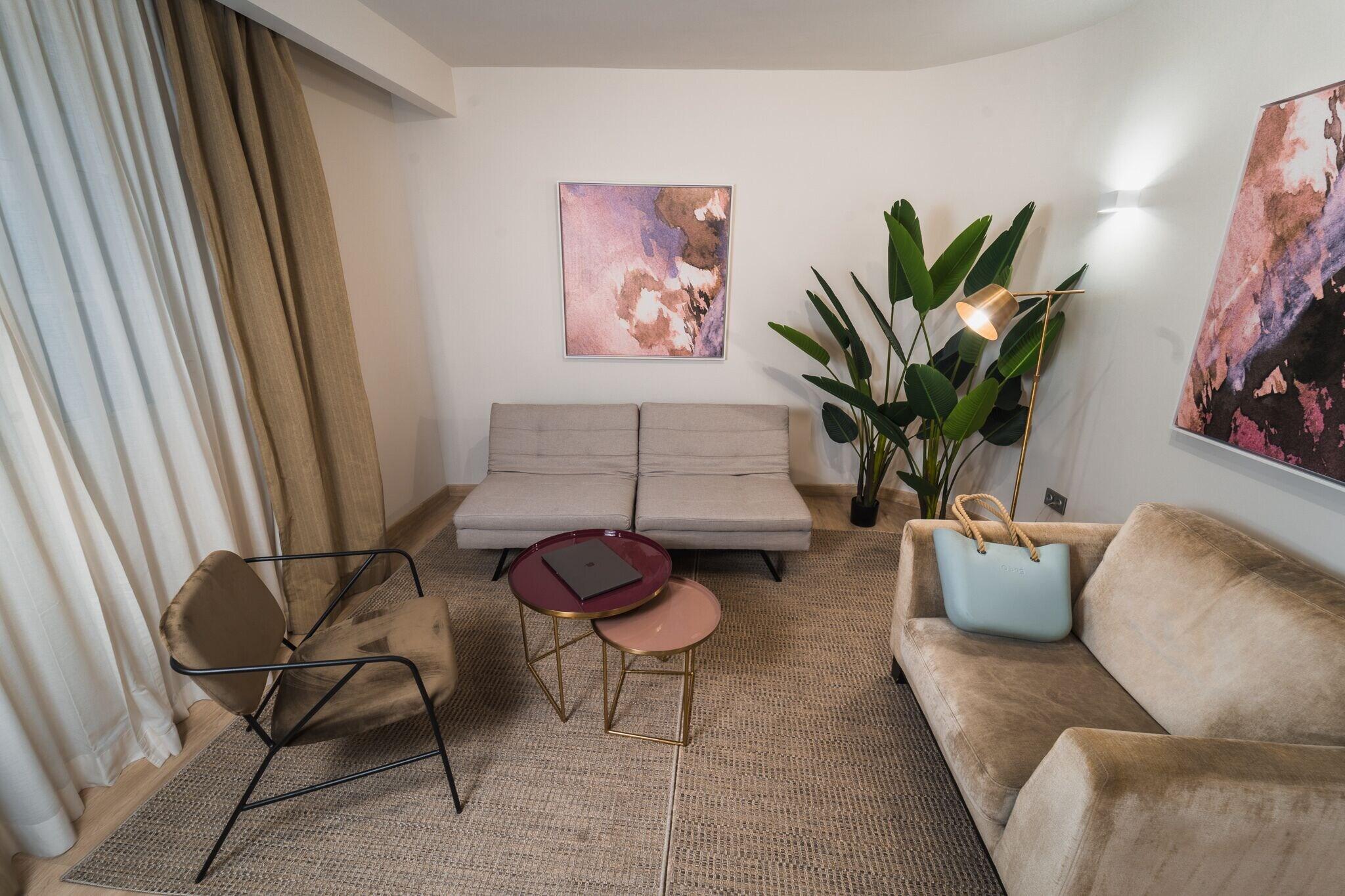 Junior Suite Queen Size Bed