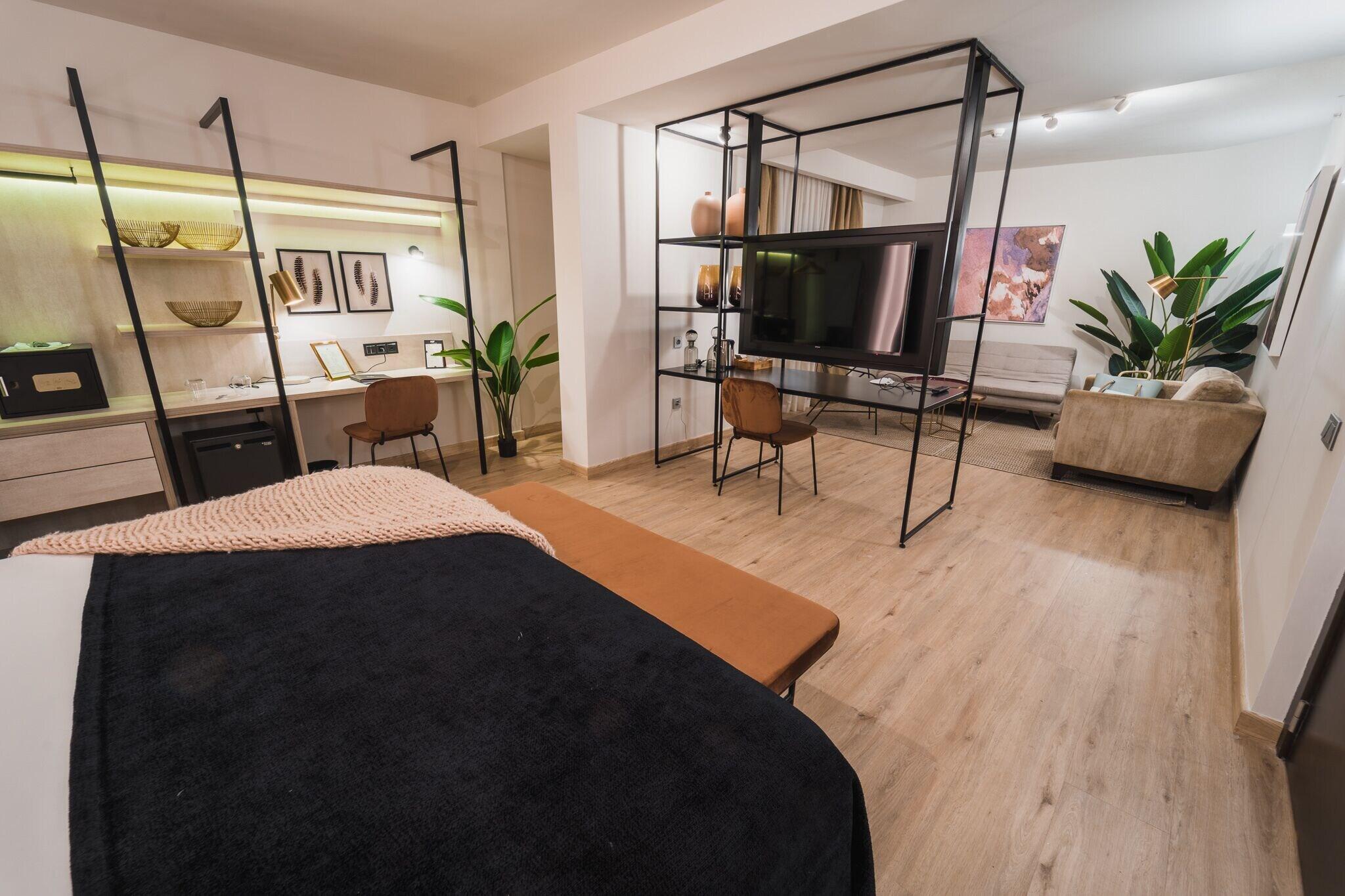 Junior Suite Queen Size Bed