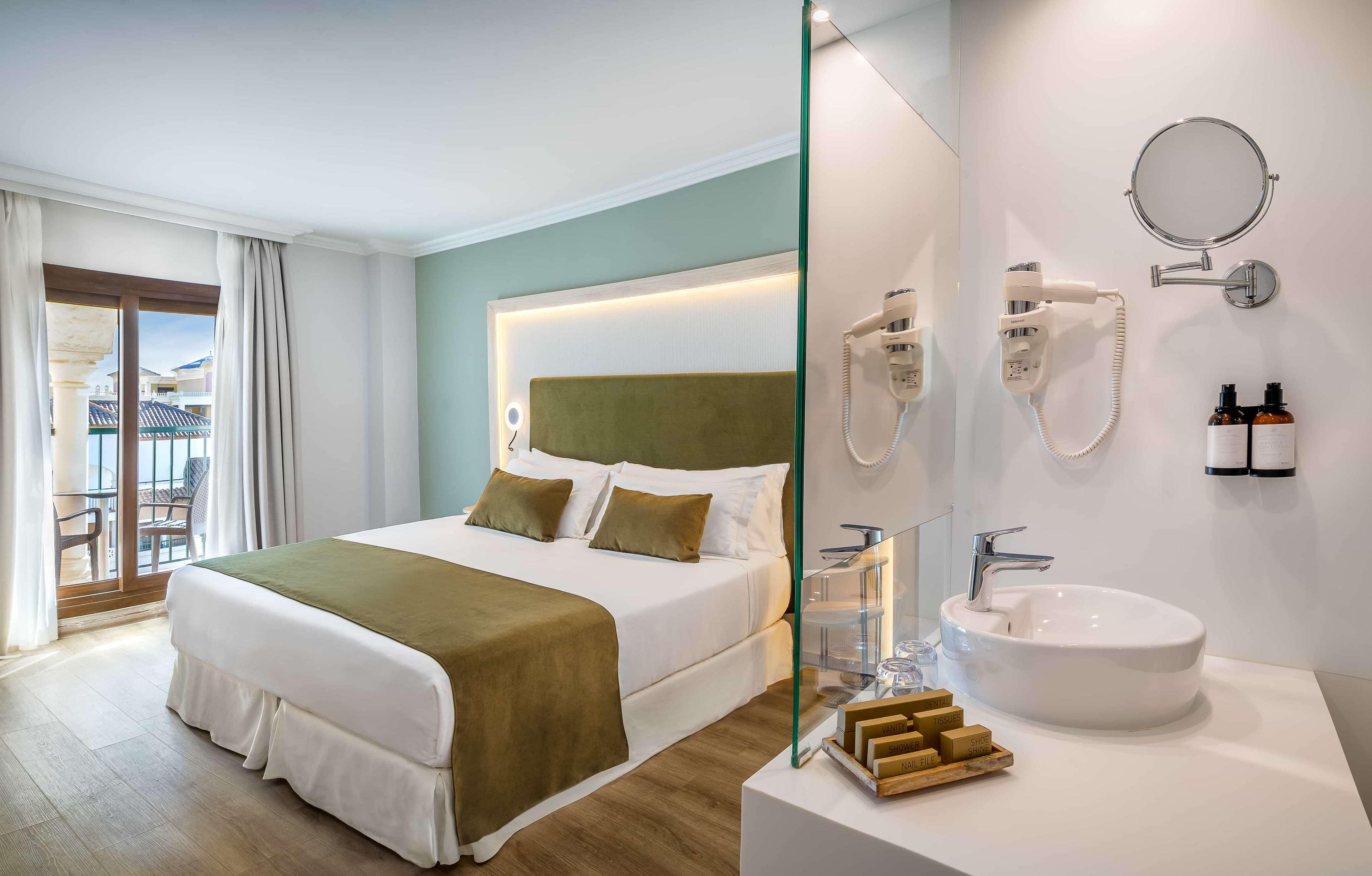 Double or Twin Deluxe Side Sea View