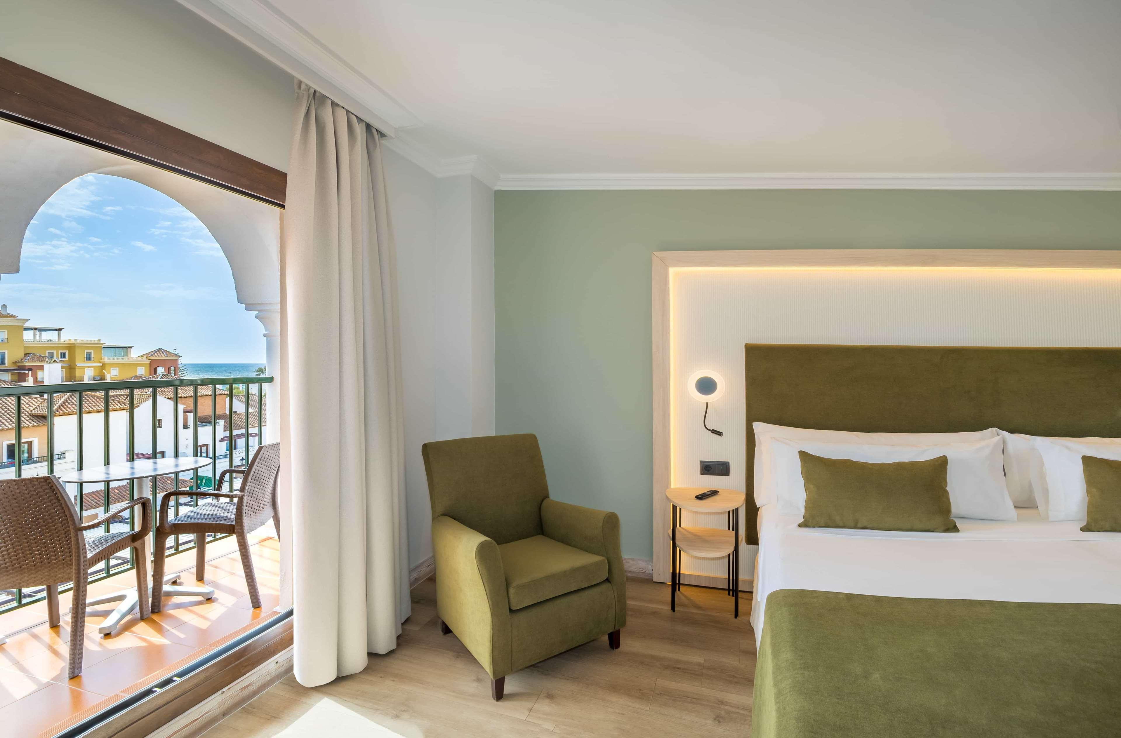 Double or Twin Deluxe Side Sea View