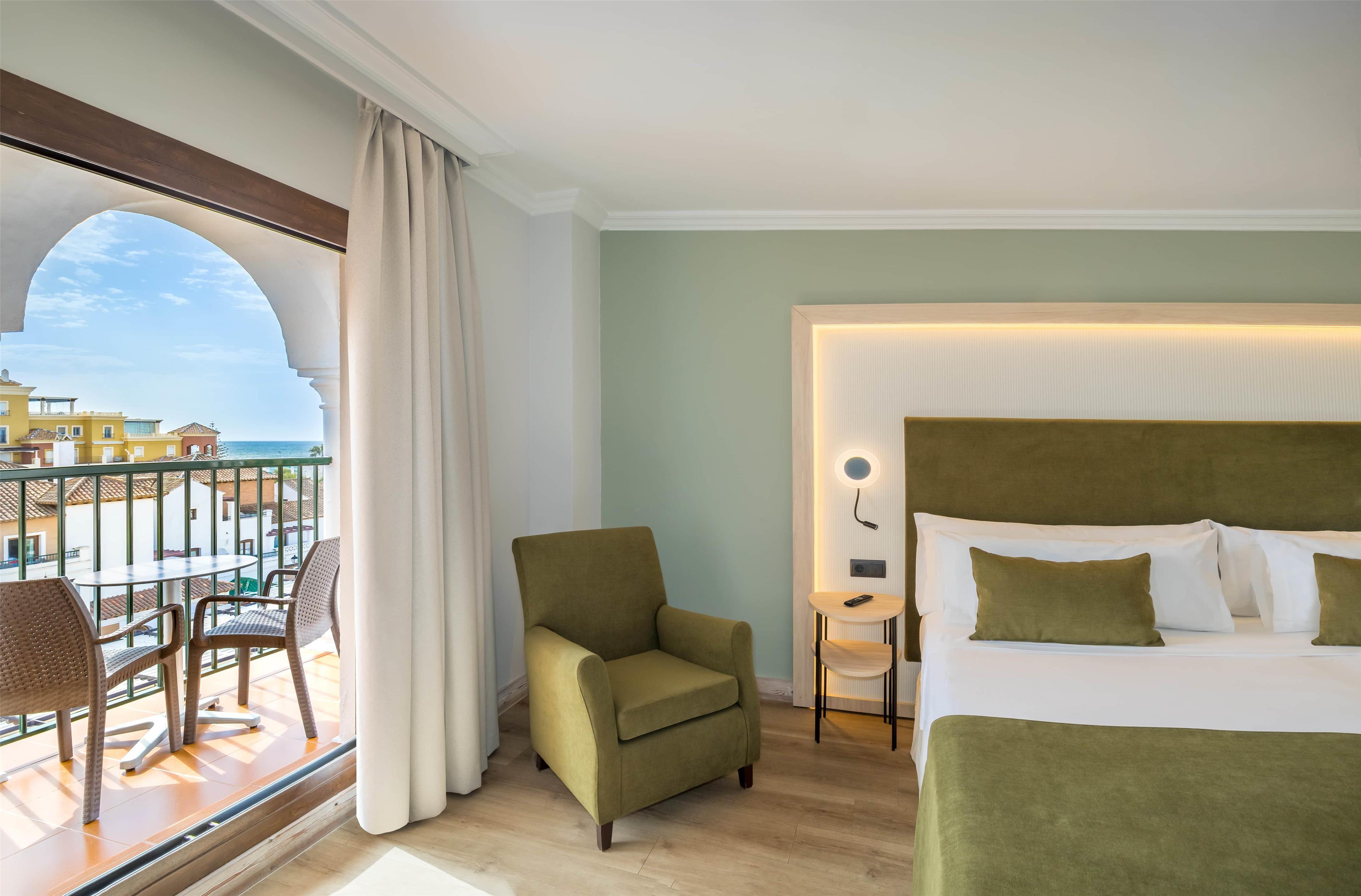 Double or Twin Deluxe Side Sea View