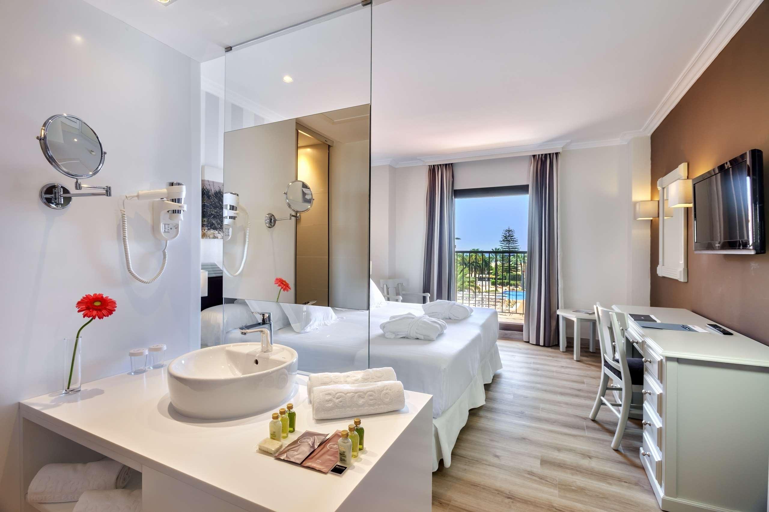 Double or Twin Deluxe Side Sea View