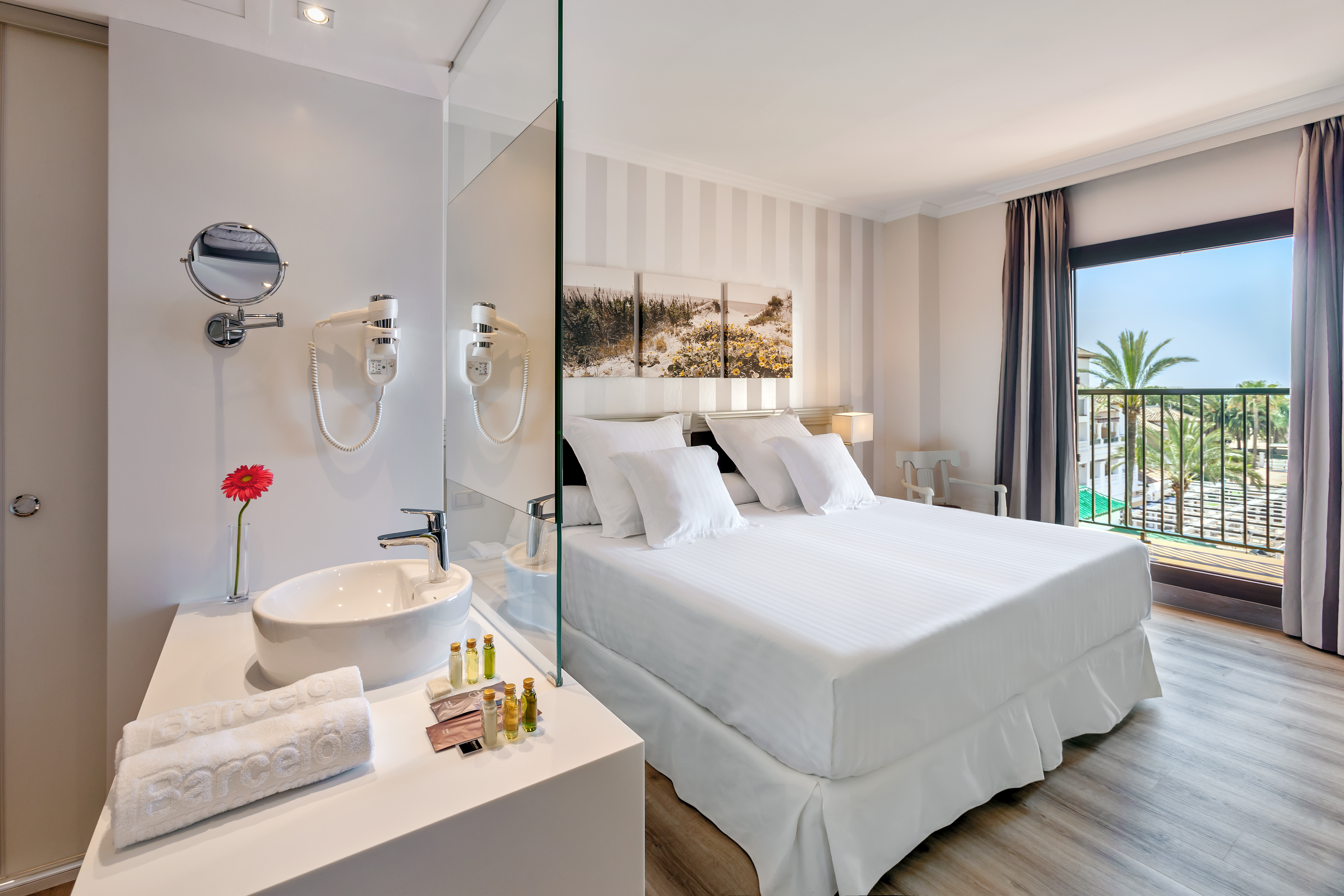 Double or Twin Deluxe Side Sea View