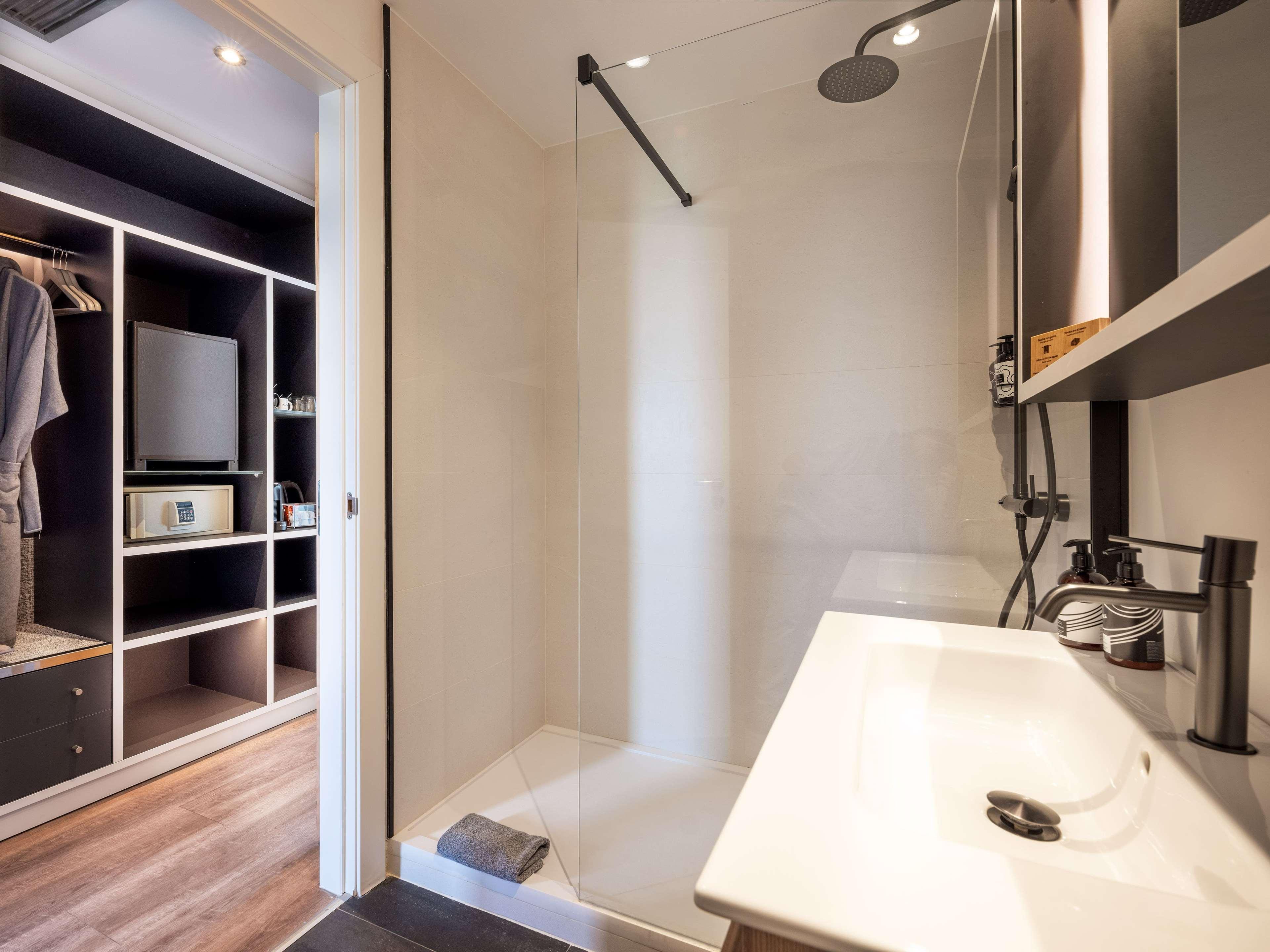 Studio King Size Bed