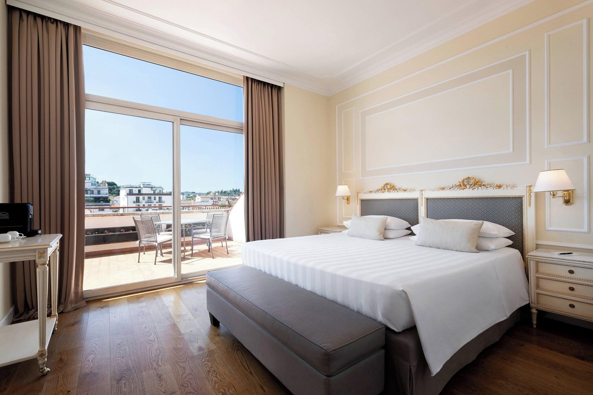 Suite King Size Bed