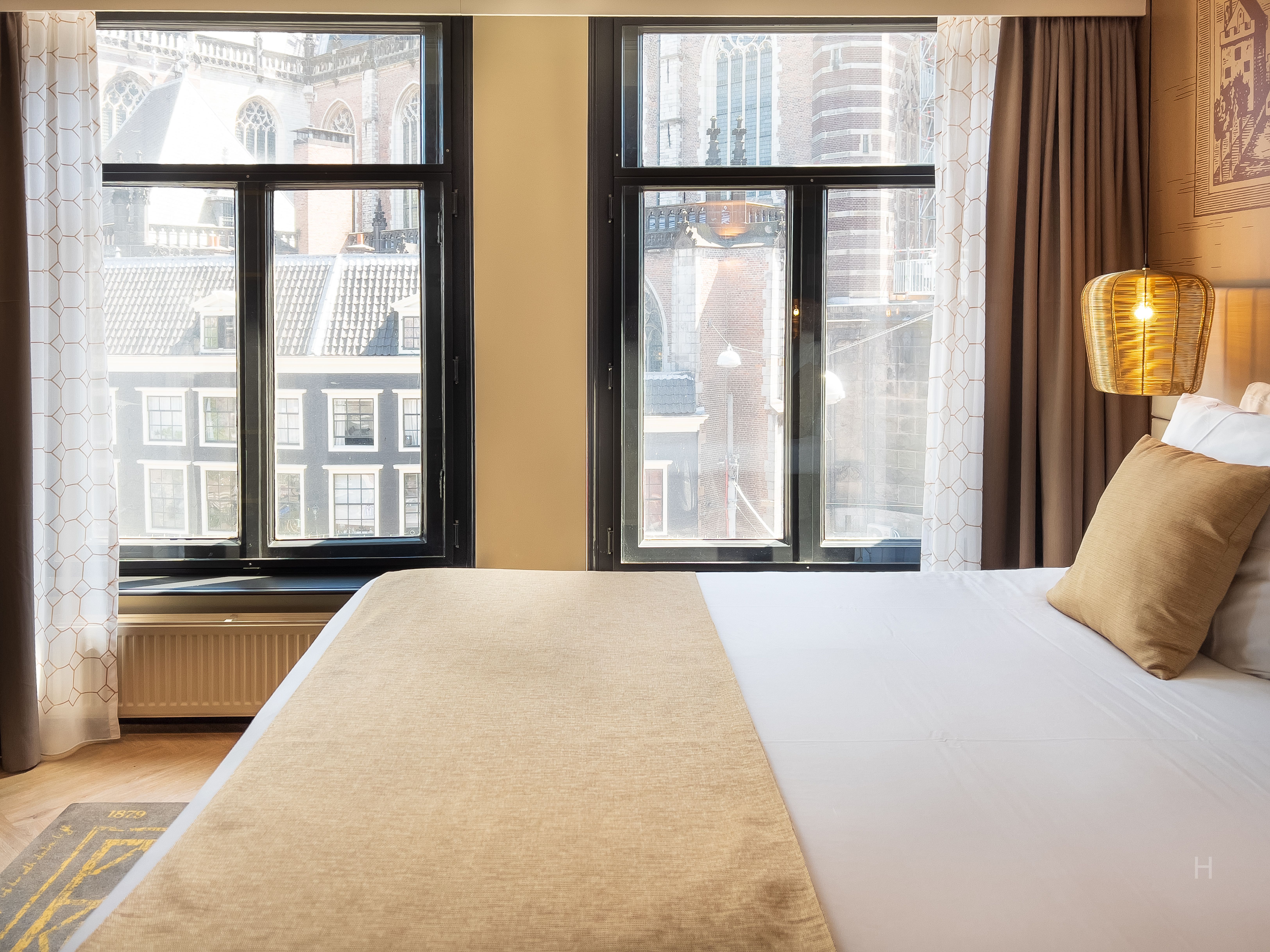 Junior Suite Queen Size Bed