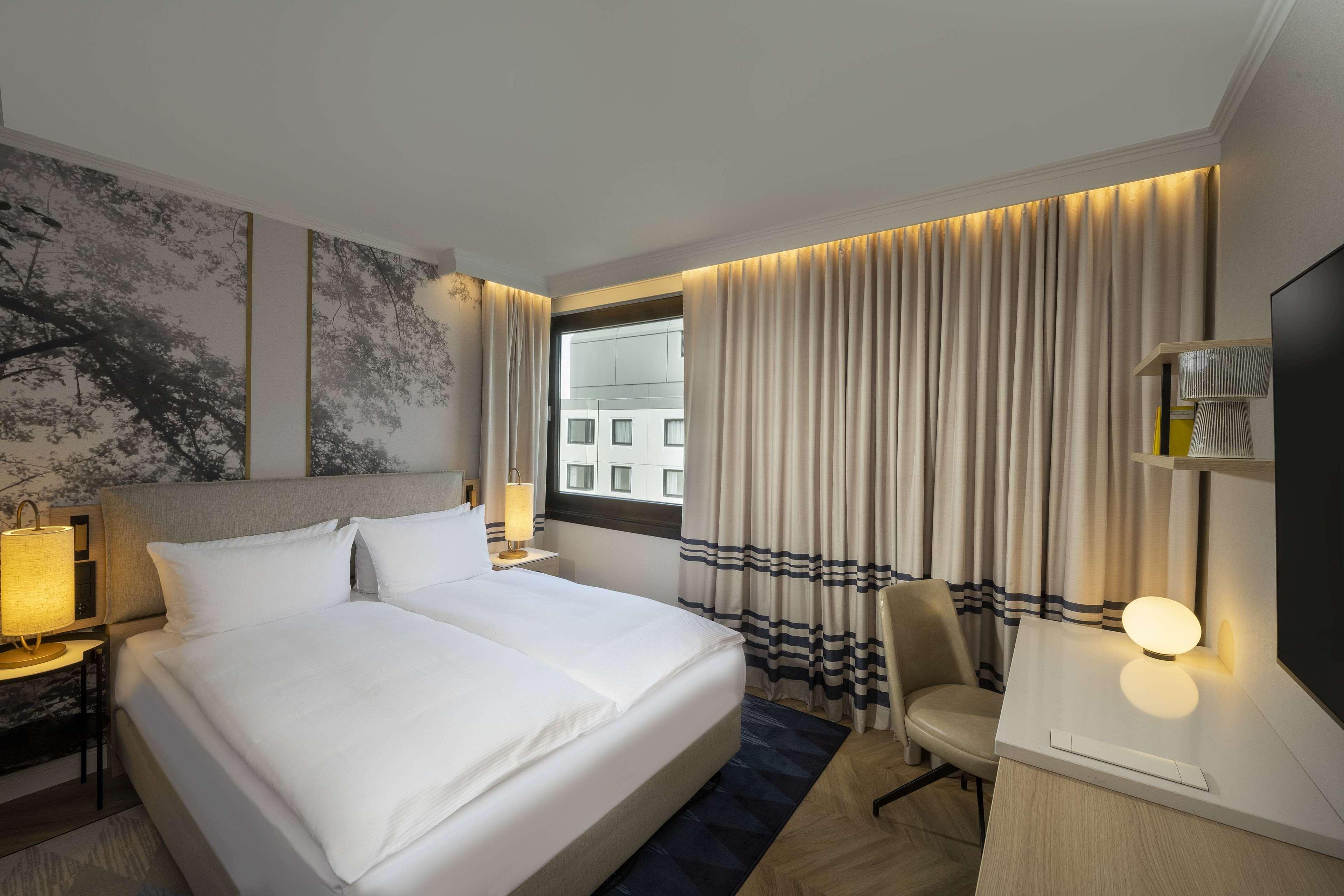 Double or Twin Guest Room Queen Bed