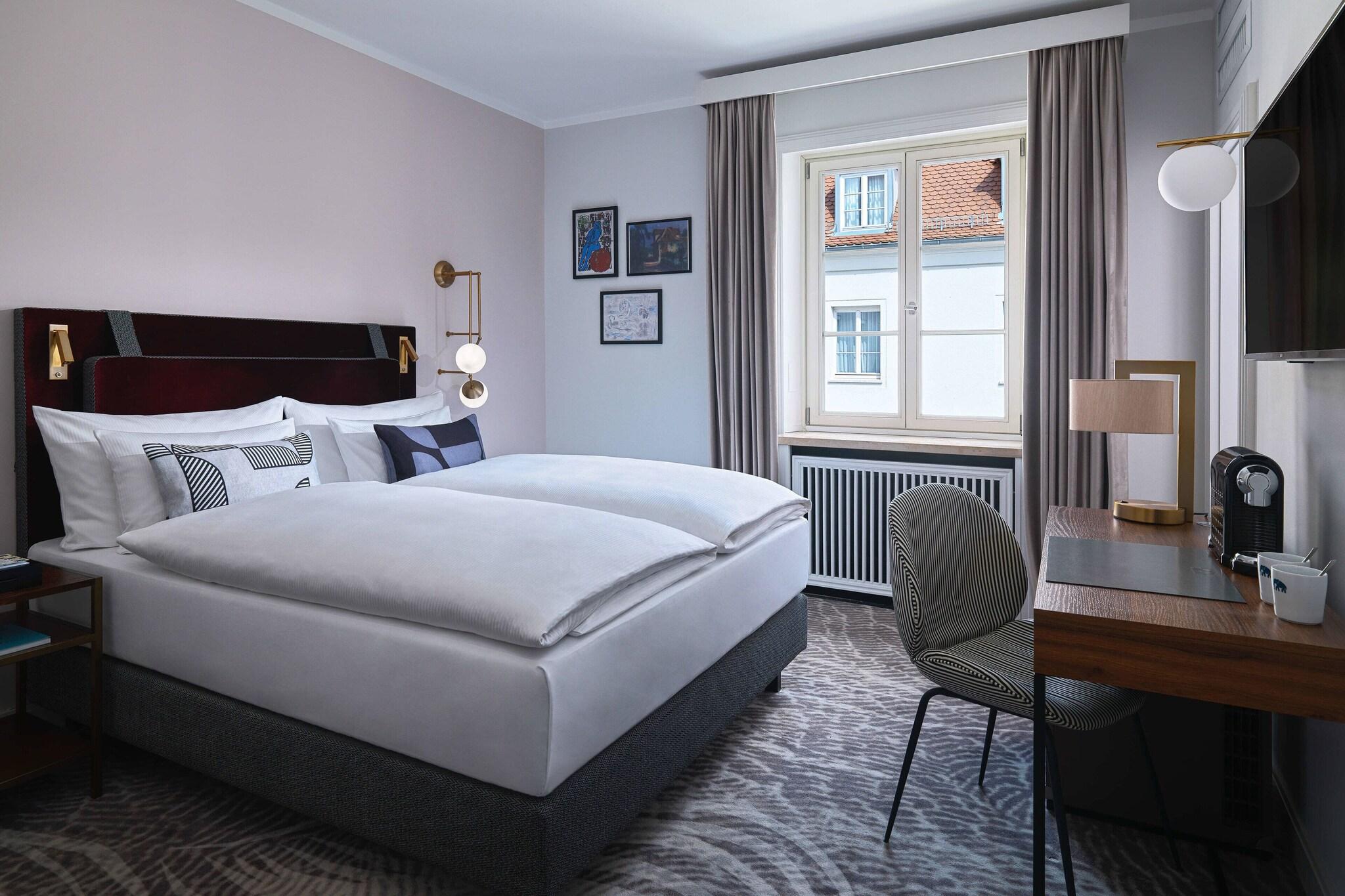 Double Classic Queen Bed