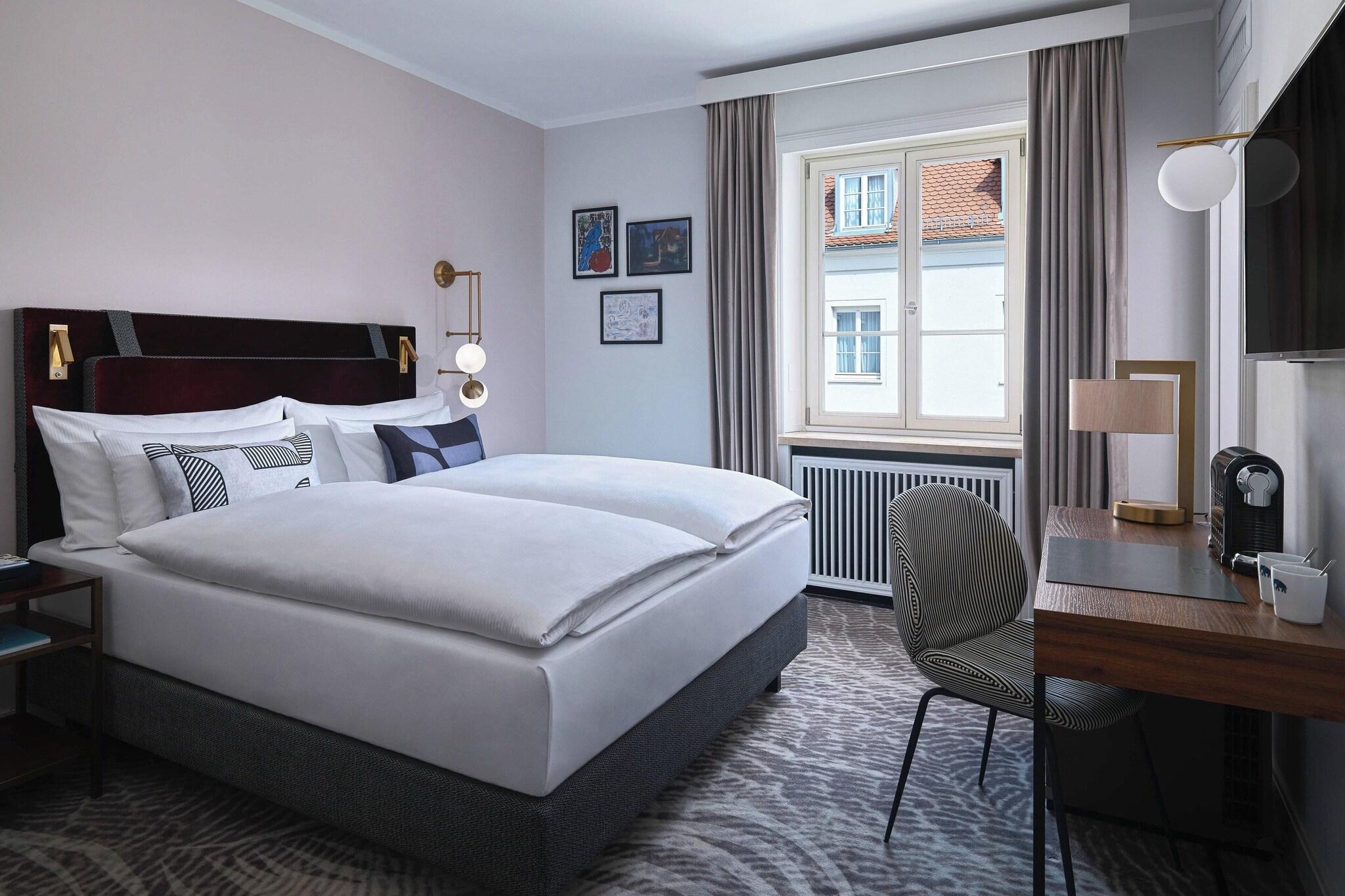 Double Classic Queen Bed