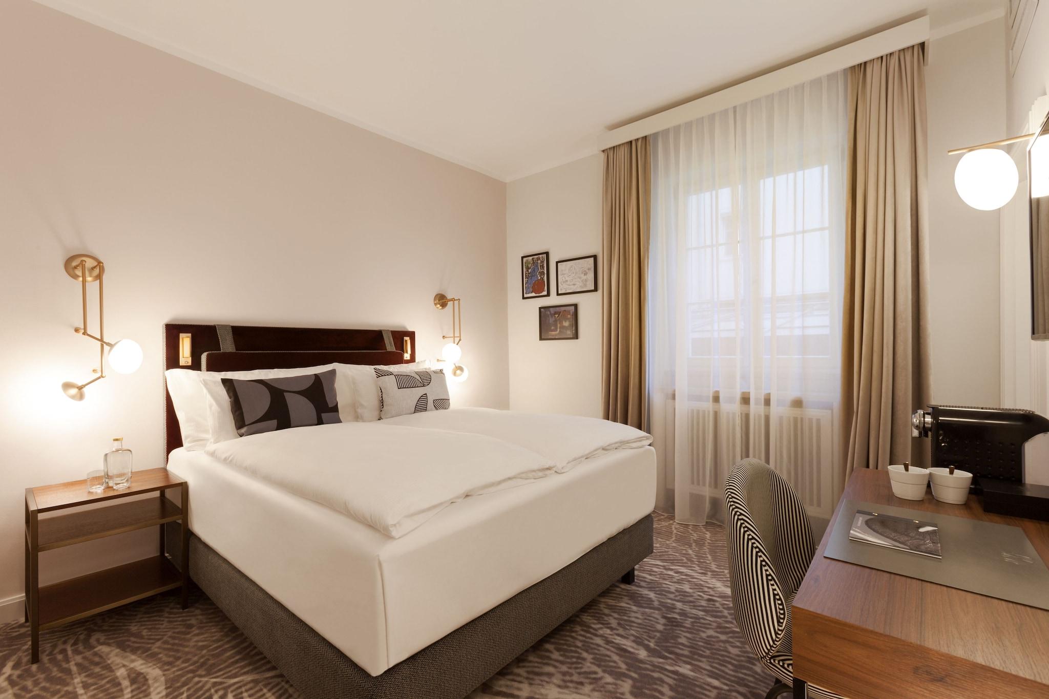 Double Classic Queen Bed